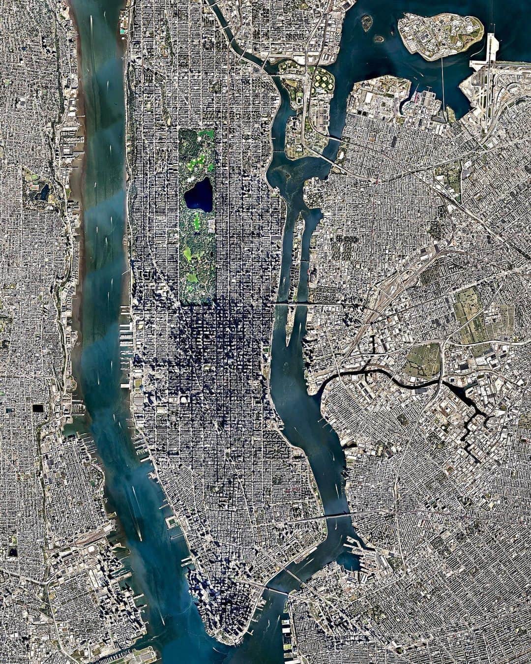 Daily Overviewさんのインスタグラム写真 - (Daily OverviewInstagram)「Manhattan, seen at center, is the most densely populated borough in New York City and is home to roughly 1.6 million people. With an area of nearly 23 square miles, there are more than 72,000 people for every square mile. If the entire world lived with this population density, all of humanity could fit into the country of New Zealand. — Created by @overview Source imagery: @nearmap」2月18日 7時34分 - dailyoverview