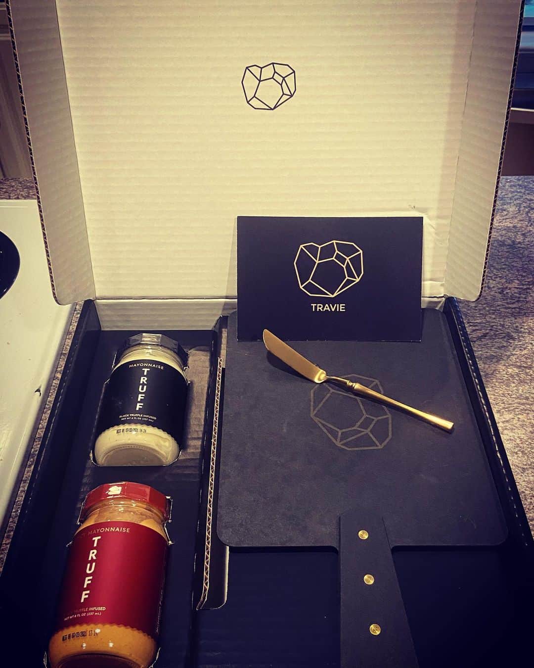 トラビ・マッコイのインスタグラム：「@sauce WENT ABOVE AND BEYOND WITH  THIS BOX!!! TRUFFLE AND SPICY TRUFFLE MAYO WIIIIIIIIIIIIIITH The CHEESE BOARD AND KNIFE!!! I’m about to be locked indoors for at least a day and a half with this damn snowstorm AND with these?!?!?!? SCHLEP BOYARTRAV is about to SNAP!!!!! Thanks Guys!!!」