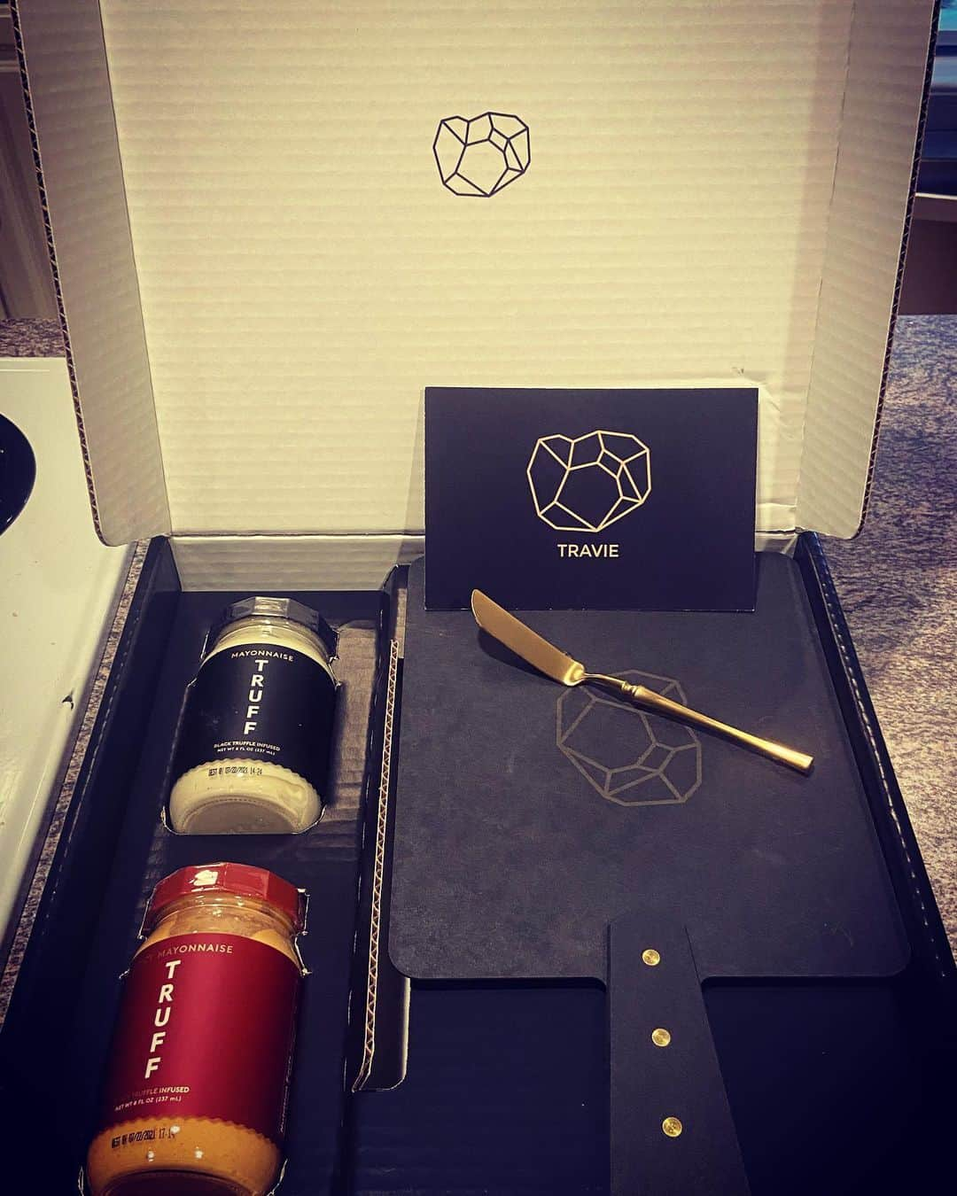 トラビ・マッコイさんのインスタグラム写真 - (トラビ・マッコイInstagram)「@sauce WENT ABOVE AND BEYOND WITH  THIS BOX!!! TRUFFLE AND SPICY TRUFFLE MAYO WIIIIIIIIIIIIIITH The CHEESE BOARD AND KNIFE!!! I’m about to be locked indoors for at least a day and a half with this damn snowstorm AND with these?!?!?!? SCHLEP BOYARTRAV is about to SNAP!!!!! Thanks Guys!!!」2月18日 7時35分 - traviemccoy