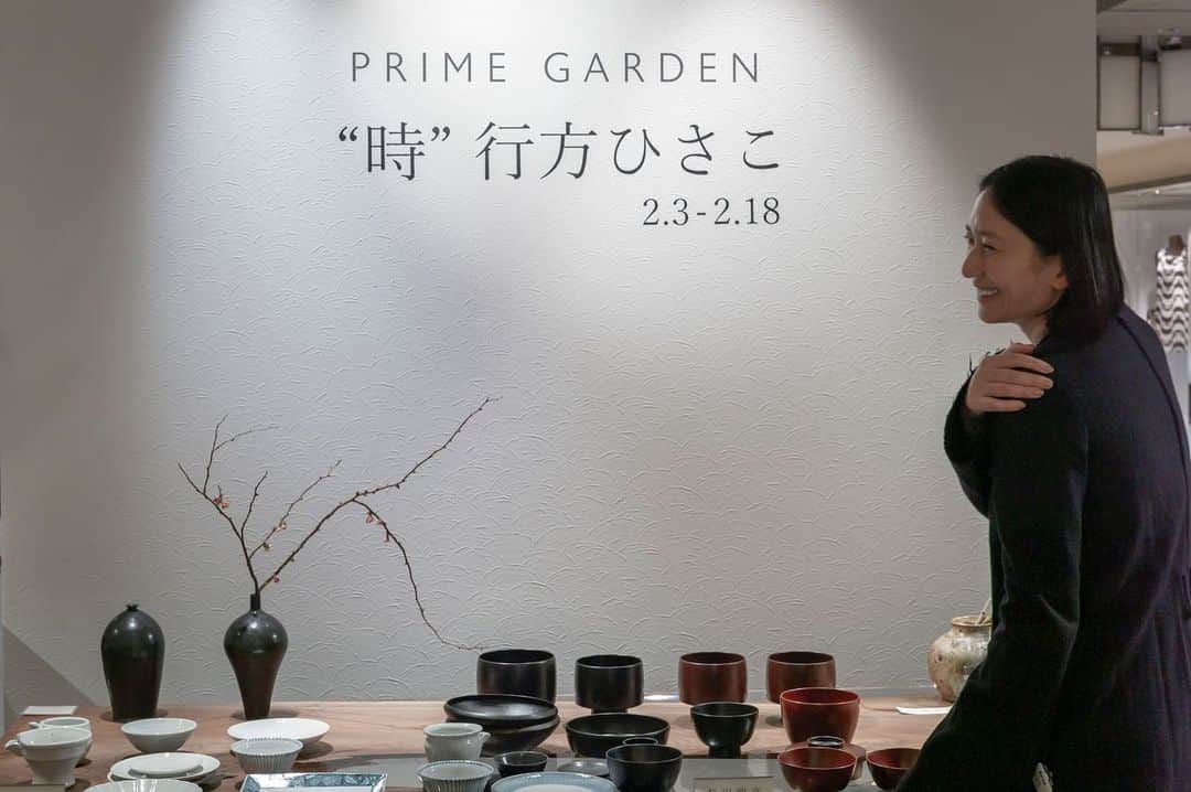 行方 久子 Hisako Namekataのインスタグラム：「. 伊勢丹新宿店での催事「時」もいよいよ本日までとなりました。 あっという間の16日間！  経験値もないのにお声がけ下さった伊勢丹の方々への感謝はもちろん、 参加にご快諾くださった作家さんに対する尊敬の気持ちも 日に日に大きくなっていきます。  今まで好意にしてくださっていた器屋さんへの想いもさらに深まり、 どこのお店や展示とも被らずに、 全体を盛り上げられるようなお取り組みにしたい、 そう決めて手探りで進めてきました。  もちろん足を運んでくださった方々、 一緒に接客させていただいた販売員の方々にも 感謝の言葉しかありません。  お花をいけてくださった @watara_ikebana さん、 ものすごくステキな最高級の天板を貸してくださった @atelier_mokuba_sekikagu さん 写真を撮りにきてくれた @kenta_fujiki  告知ビジュアルを作ってくれた @kana_tkym にも🙏🏻✨  思えば、今まで自分にスポットライトが直に当たるようなことが苦手で、避け続けてきました。3番手〜8番手くらいがちょうどいい、 なんなら表に出ずに裏で糸を引いていたい.....なんて。笑  前日の夜、壁に大きく「時 行方ひさこ」と書かれた文字を見て、 正直「あららー。」と思ったけれど。緊張や不安ではなく、 「作家さんの分身をお預かりしている」 という心地よい責任を感じてグッと身が引き締まる想いでした。  ここに長々と書くなら1年放置しているブログに書きなさいよって かんじなので、そっちも書こうかな。書けるかな。  うまく言葉にできないけれど、楽しくて楽しくて仕方がない！ わたしの中の小さな何かが大きく変わった忘れ難い経験となりました。  ありがとうございました。」