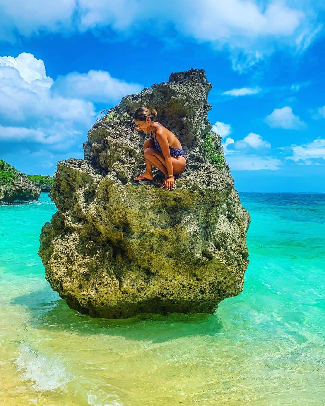 大下瞳美さんのインスタグラム写真 - (大下瞳美Instagram)「ガンガン太陽浴びて暑〜いってしたい🌞  冬服苦手。厚着苦手。控えめな服苦手。  今1番欲しいもの太陽と海と露出🌞  #海好き女子 #島暮らし#ヨガのある暮らし #海のある暮らし #宮古島#沖縄#ヨガライフ#水着#日焼け女子 #海#夏#sealife #islandlife#🌞#okinawajapan #miyakojima#miyakojhimaretreat#yogaretreat #beachlife #beachyoga#yogateacher#yoga#sea#beachgirl」2月18日 7時39分 - hitomiooshita