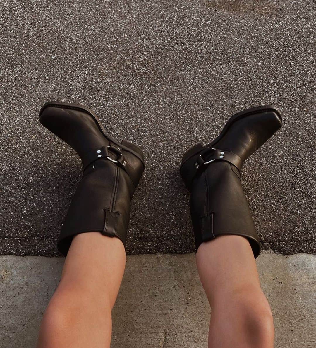 フライのインスタグラム：「#FryeOAO // The Original. The Authentic. The Only. @avaloneberhardt wears our iconic Harness 12R. #InMyFRYE」