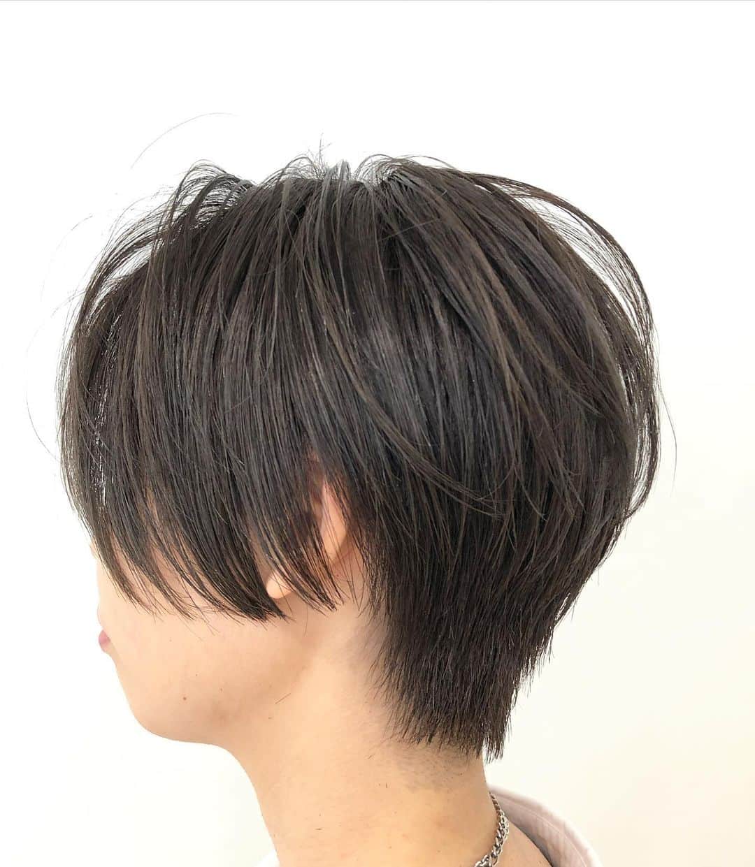 浅野宏明のインスタグラム：「ショートスタイル✂️  カラーも好きだし、 カットも好き。  おっぱいも好きだし、 お尻も好きと一緒。  #カット#ショートカット#ショートスタイル#ショートヘアー#ハンサムショート#くびれショート#ショートレイヤー#ショートボブ#ボブ#VAICE」