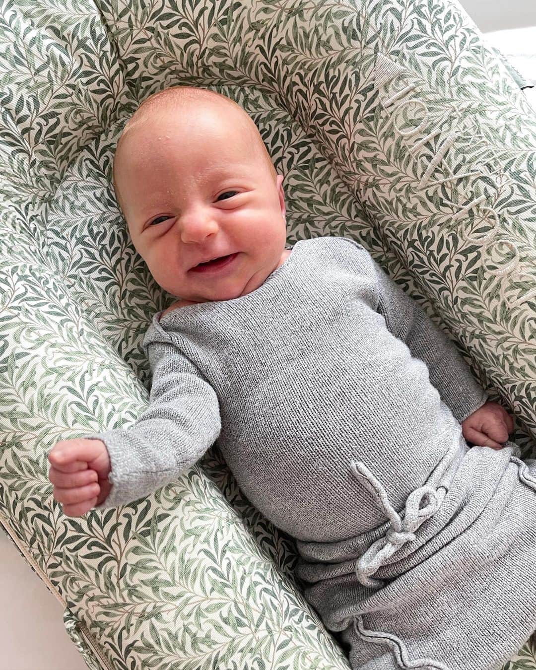 Gaby Dalkinのインスタグラム：「POPPY UPDATE and an auntie appreciation post! 🤍 auntie @jamiebeck.co shot a @dockatot campaign recently and we were INFLUENCED!!  🤍No surprise here but auntie @gerihirsch hooks it up with the cutest outfits ever!  🤍ALSO I’ve almost nailed the art of smiling and mom brushed her teeth before noon today! Thriving」
