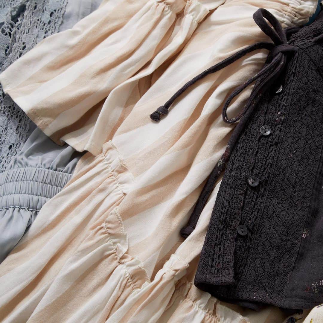 American Eagleのインスタグラム：「Keeping it flirty with ruffle and lace details all month long 😘」