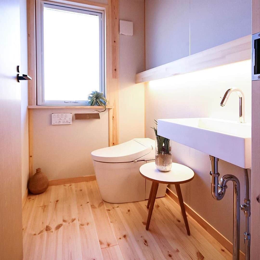 ネキストホームのインスタグラム：「リラックス出来るトイレ✨ その他の施工事例は　@nexthausdesign1947 からホームページへ行ってチェックしてください😆✨・ - - - - - - - - - - - - - - - - - - - - - ・ 時を超えた、 新しいスタンダード。 #NEXTHAUSDESIGN ・ - - - - - - - - - - - - - - - - - - - - - - - - - - - - more photos → @nexthausdesign1947 - - - - - - - - - - - - - - - - - - - - - - - - - - - - ・ #ネクストハウスデザイン は心地よい#木の家 をお客様と一緒につくる#木造 の#注文住宅 を中心とした、創業1947年に創業した#宇都宮市 の#工務店 です。 ・ 大手ハウスメーカー 等が推奨する、30年ごとに建て替える家ではなく、#無垢材 やモイス などの#自然素材 を使い、そのご家族の#暮らし 方に合わせた#心地よい暮らし をご提案しています。 ・ そんな#家づくり を実際に体感できる#モデルハウス がありますので、ぜひご見学ください。 ・ あなたの理想の#マイホーム の答えが私たちの#家づくり にあります。 ・ #新築 用の#土地探し から#住宅ローン 等の資金計画まで、DMやメール、お電話等でいつでもご相談ください。 ・ #マイホーム計画 中の方は、HPより資料請求して頂ければ、コンセプトブック等をお届けいたします。 ・ ↓のプロフィール欄からHPに移動できます。 ・ - - - - - - - - - - - - - - - - - - - - - @nexthausdesign1947 - - - - - - - - - - - - - - - - - - - - - ・ ・ 施工対応エリア ・ #栃木県 全域 #宇都宮市 #さくら市 #真岡市 #下野市 #日光市 など ・ 車で1時間以内の範囲を主に施工エリアとしていますが、それ以外の地域の方もお気軽にご相談ください。 - - - - - - - - - - - - - - - - - - - - - このインスタの管理人は世界を変える住宅屋 @mizonobe です。 家づくりに関することも、そうで無いことも ご相談お待ちしてます！」