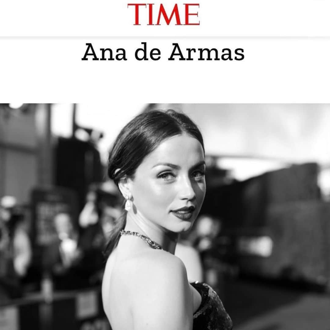 アナ・デ・アルマスのインスタグラム：「#TIME100NEXT thank you @time for this. You’ve given me one of the proudest moments of my career so far. What an inspiring way to be put on the spotlight, what a place to be mentioned. There’s not a  better list to be a part of than this one. I think today of all the people that’s helped me to get here, doing nothing more than genuinely supporting me and believing in me. Thank you all. And I think of my father, who took me to the airport when I was 18 years old and told me to get on that plane and go after my dreams, while his heart was breaking as he saw me leaving. Gracias papá, I’ll keep going.  And of course, thank you my dear @curtisleejamie for your continuous friendship and generosity. I look up to you! ♥️✊🏻✨」
