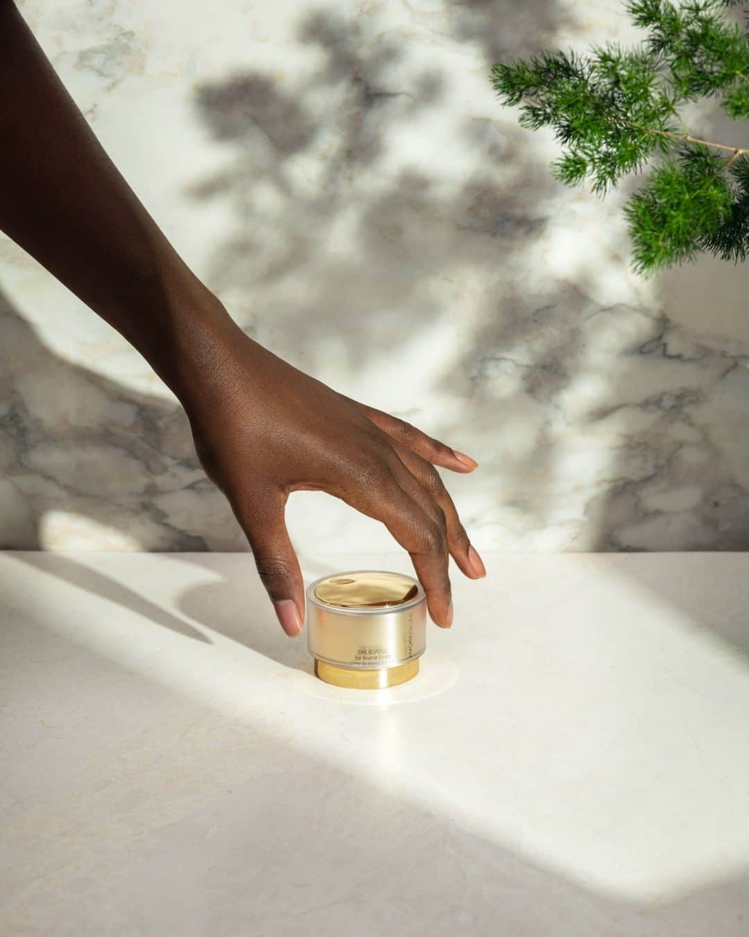 アモーレパシフィック USのインスタグラム：「Reach for our gold-standard of eye creams!  Did you know? The green tea we grow for our Time Response Eye Reserve Creme is handpicked only once a year in our private garden and is precisely harvested and intricately extracted to ensure the highest efficacy. 🍃  Click link in bio to shop #AMOREPACIFIC  #KBeauty #skincare #beauty #GreenTea #luxurylifestyle」