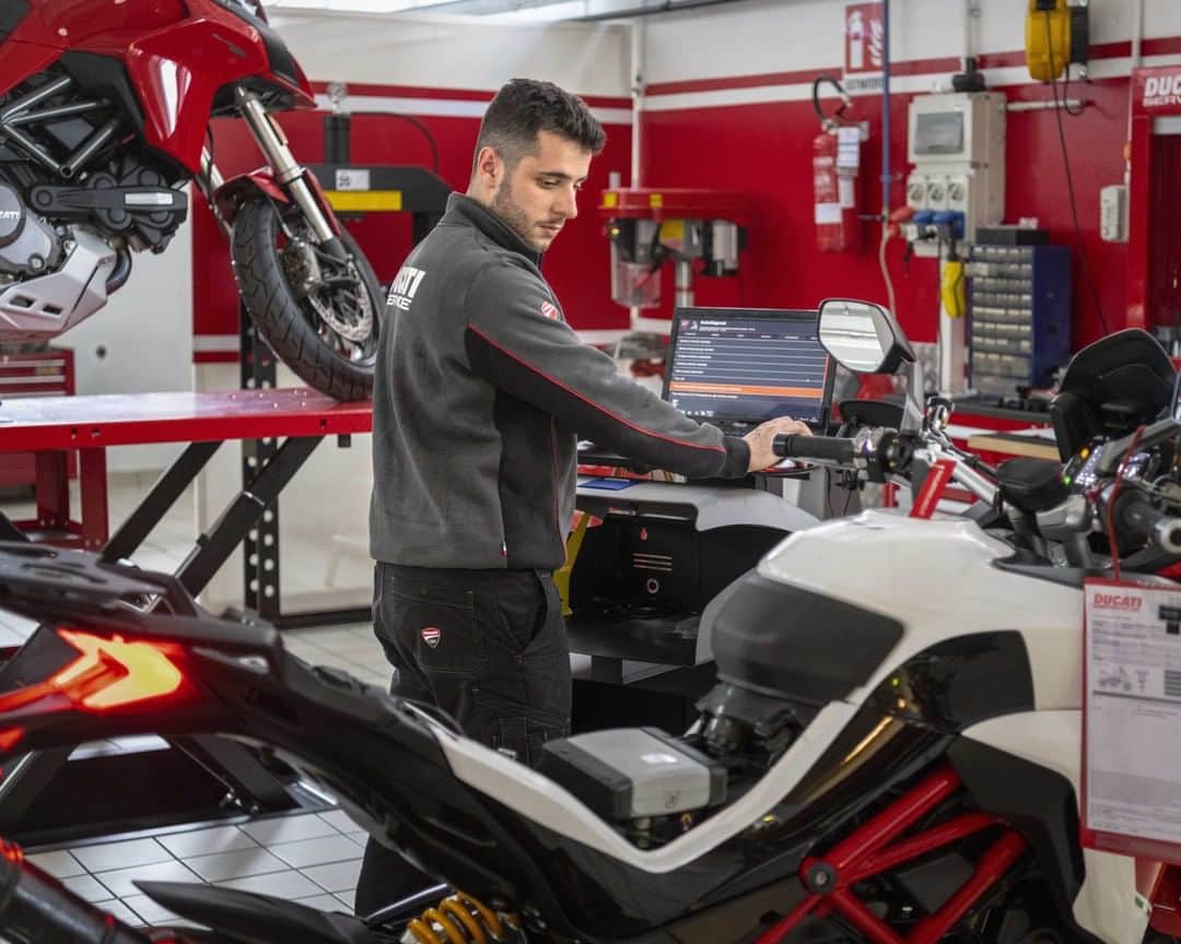 Ducati Japanさんのインスタグラム写真 - (Ducati JapanInstagram)「車両を購入する際、先々に発生する費用が気になりませんか？  ドゥカティは、メインテナンス・コストを抑えることを考慮に入れながら、最高レベルの安全性と信頼性を兼ね備えた、最先端のモーターサイクルをお客様にお届けすることを常に目指しています。  ドゥカティジャパン・ネットワーク店では、ドゥカティが定める定期メインテナンス項目とその費用を店頭ポスターにてお客様にお知らせしています。詳細につきましては、お近くのドゥカティジャパン・ネットワーク店へご相談ください。  「DUCATI FOR YOU」についてはプロフィール( @ducatijapan )のリンクよりドゥカティ ジャパンのサイトをご覧ください。  #ドゥカティいいじゃん #DucatiForYou #バイク #バイクのある生活 #バイクのある風景 #motorcycle #bike #ツーリング」2月18日 8時00分 - ducatijapan