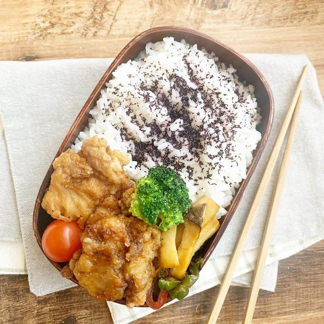 金子あきこのインスタグラム：「#お弁当 #若鶏の唐揚げ ♡めちゃくちゃジューシー #エリンギの照り焼き #パプリカのソテー ・ ・ ・ ポリ袋に切った鶏もも肉と醤油、酒、おろしたショウガのつけだれを加えて、 モミモミ♪モミモミ♪5分おく。 このひと手間がジューシーの秘密✨ ポリ袋だから洗い物も少なくてラッキー🤞 ・ ・ ・ #男子弁当#高校生弁当#男子ママ#食べ盛り#成長期#残り物#作り置き#取り置きおかず#節約#節約弁当#時短レシピ#栄養バランス#健康#食物繊維#発酵食品#腸内環境#美容#免疫力#ダイエット#主婦#ラク家事#レシピ開発#管理栄養士#節約美容料理研究家#金子あきこ#船橋」