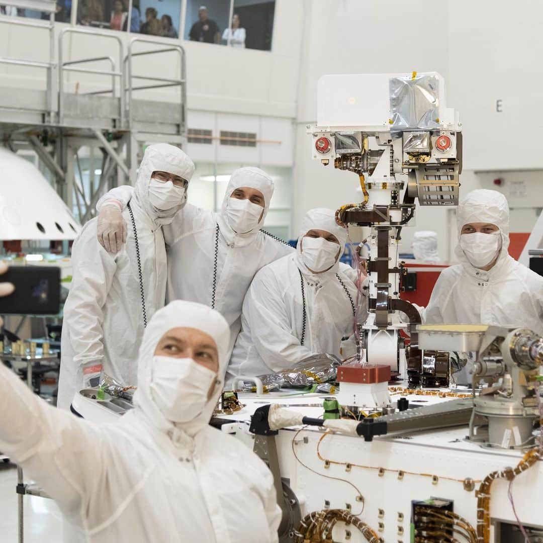 NASAさんのインスタグラム写真 - (NASAInstagram)「🎵WAS there life on Mars? 🔴   It takes a village to raise a rover! In this image, taken in the Spacecraft Assembly Facility's High Bay 1 at @NASAJPL in June of 2019, we see engineers taking a group selfie after attaching the remote sensing mast to our Perseverance rover!  During the mission's launch, interplanetary cruise, and its fast and fiery descent toward the Martian surface, the mast will be in stowed flat on the rover's deck. Soon after touchdown, the mast (which tops out at over 7 feet, or 2.2 meters) will be raised to provide a high perch for the SuperCam, Mastcam-Z and Mars Environmental Dynamics Analyzer instruments as well as four Navcam engineering cameras. (Yes, we're excited to capture it all!)  Tomorrow, Thursday, Feb. 18 our Perseverance Mars rover will touch down on the beautiful Red Planet. The rover is scheduled to land on Mars at 3:55p.m. ET.   ⭐Wish Perseverance and her thousands of team members back on Earth good luck in the comments below! ⭐️  Credit: NASA/JPL-Caltech  #NASA #CountdownToMars #Perseverance #RedPlanet #MarsLanding #JuntosPerseveramos #Mars #Space #Rover #TeamWork」2月18日 8時02分 - nasa