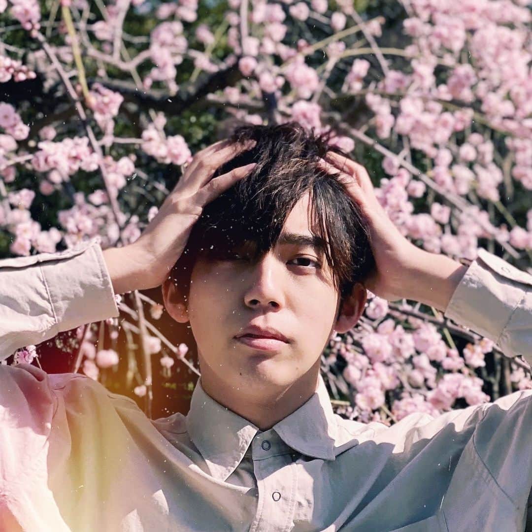 のインスタグラム：「まだ少し遠い春。  #photo #桜 #ポートレート #竹下健人」