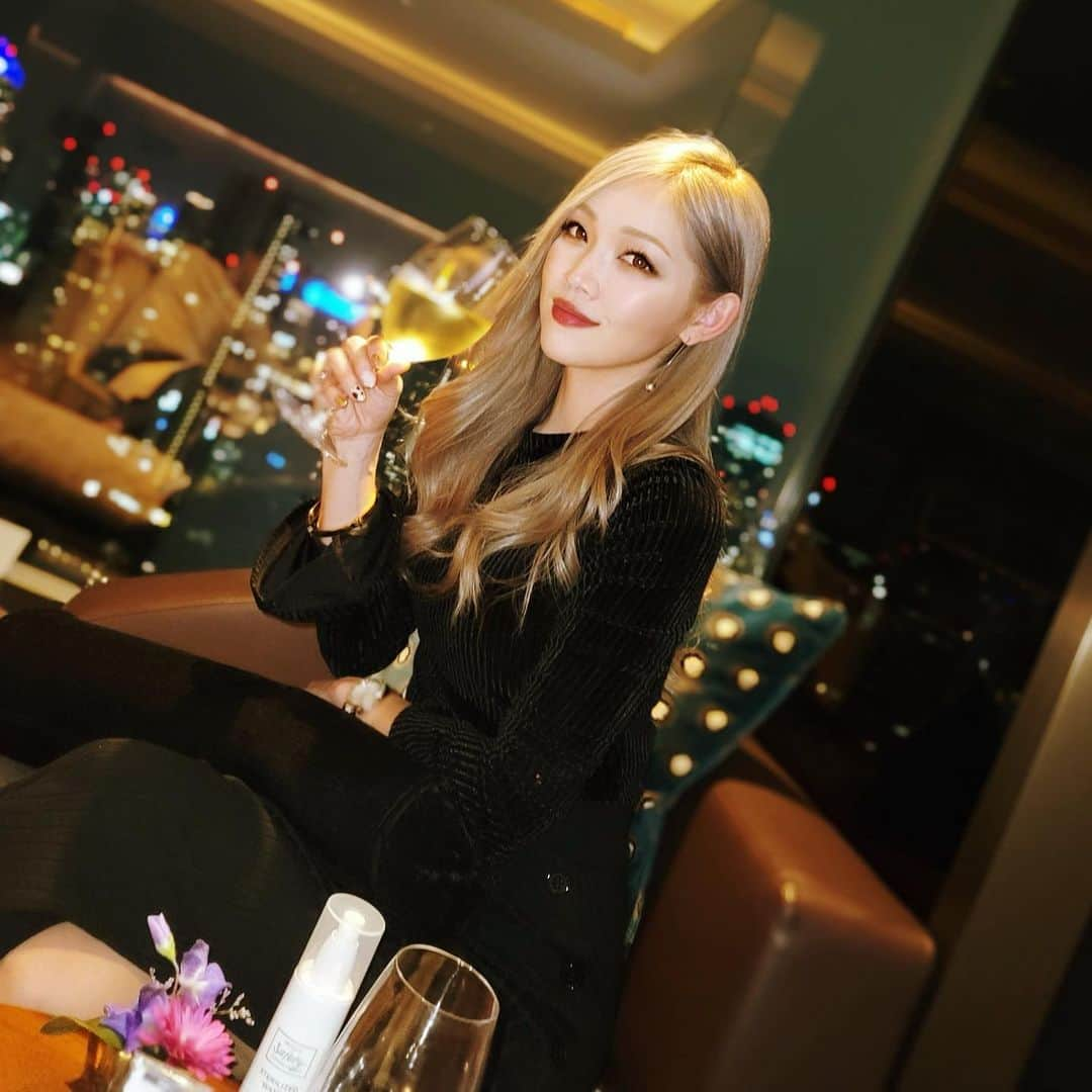 MIIKAさんのインスタグラム写真 - (MIIKAInstagram)「🥂🥂🥂🥂🥂 . . ワイングラスより日本酒の方がすごく笑ってる私←笑 こんな形の日本酒の瓶初めて見た🥺 ヒョウタンみたいでかわいい❤️  #隠しきれない酒クズ感  #慣れない夜景#夜景#綺麗#デート #居酒屋では無い飲み屋さん  #居酒屋#行くのやめよ#噓 #オシャレ#オシャレな酒飲み場 #華やかしい時間#華やか#華麗 #日本酒 > #ワイン#チラ見せ#東京タワー#ばえ」2月18日 8時03分 - miicyan430