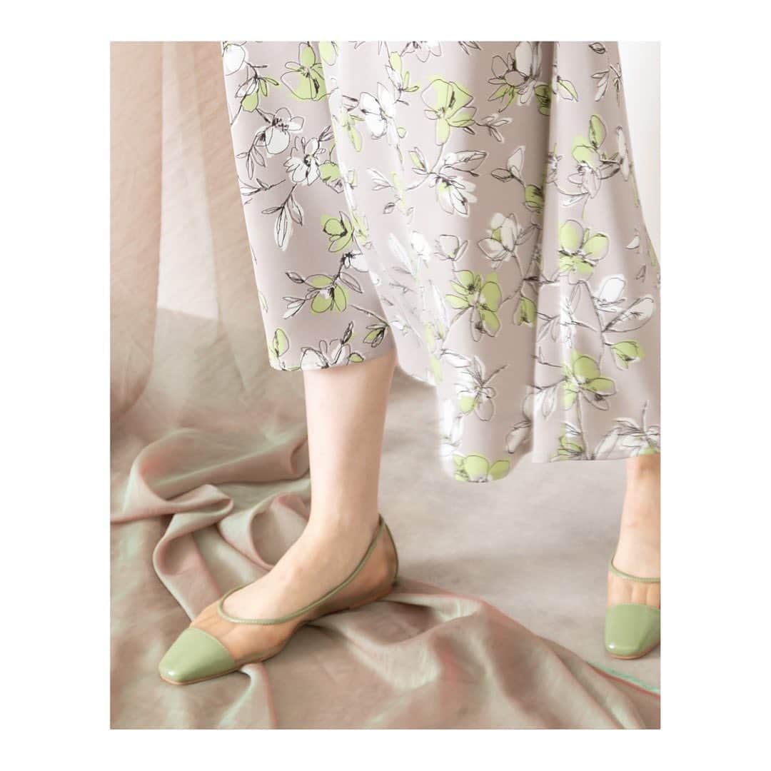 NATURAL BEAUTY BASICのインスタグラム：「新作WEBカタログができました。  --------------- 2021.PRE SPRING Vol.2 ---------------  NATURAL BEAUTY BASICではこの春、Gentle airをテーマに仕事服はもちろん、おうち時間にも着心地の良いデイリーに活躍する服を提案していきます。  NO.5 フラワープリント  NATURAL BEAUTY BASICオリジナルのフラワープリントで仕上げたミディ丈スカート。 線画タッチのフラワープリントにくすみカラーを散りばめることで、甘すぎず大人の印象に。  メッシュのフラットシューズをあわせることで、より春らしく軽やかで今年らしいスタイリングにまとまります。  Credit ★印：着用カラー  ニット 1170271　￥6,600 tax in Color:エクリュ/ベージュ/ライトグリーン★ Size:M  スカート 1120210　￥8,250 tax in Color:グレー★/ピンク Size:XS/S/M  シューズ 1186270　￥6,050 tax in Color:ベージュ/グリーン★ Size:M/L  #ナチュラルビューティーベーシック #NATURALBEAUTYBASIC #略してNBBです #NBB #NBBコーデ  #春の新作カタログがきました #お仕事スタイル #お仕事コーディネート #ニットスタイル #ニットコーディネート #スカートスタイル #大人フェミニン #フラワープリント #グリーンコーデ #162cm #今日のコーデ #明日のコーデ #2021February」