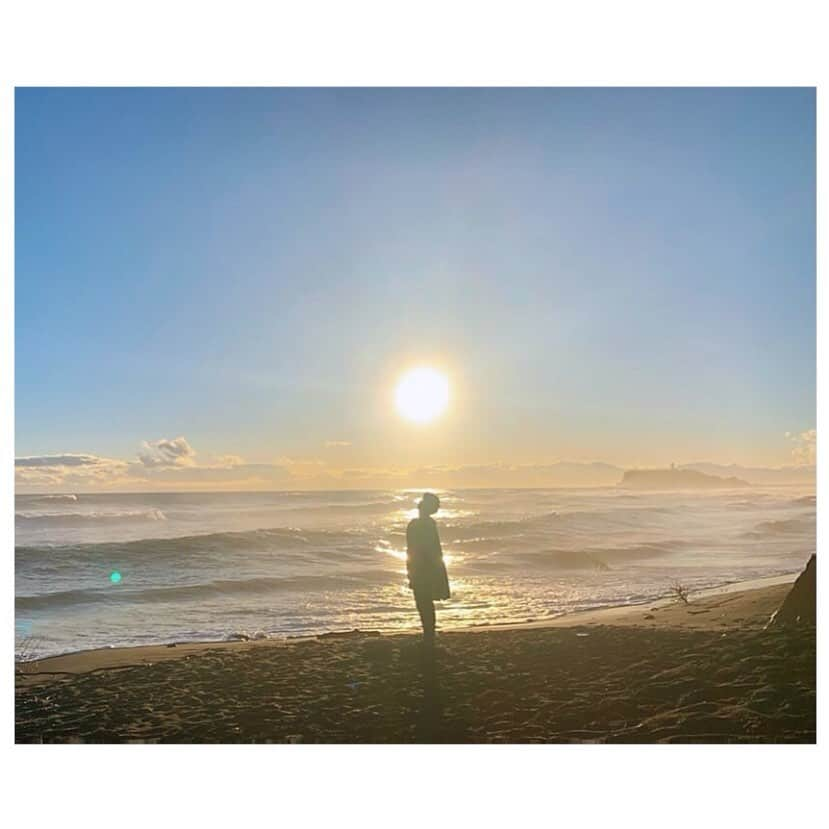 幸太さんのインスタグラム写真 - (幸太Instagram)「Greatfull day☀️﻿ ﻿ ﻿ やっと今日﻿ ﻿ 昨年から準備してた事のひとつが﻿ ﻿ 発表出来そうです👏﻿ ﻿ ﻿ ﻿ 想い続けてた事と﻿ ﻿ 出逢えて﻿ ﻿ 同じような想いのヒトと﻿ ﻿ 出逢えて﻿ ﻿ ﻿ 新しい事をスタートさせる‼️﻿ ﻿ ﻿ ﻿ お金や見栄などの仕事ではなく﻿ ﻿ 想い続けて、言い続けて、やり続けて…﻿ ﻿ 出逢えた「 志事 」のひとつになるだろう﻿ ﻿ ﻿ ﻿ 今日は一気に冷えるみたいだけど﻿ ビシッと心新たに…﻿ ﻿ ﻿ 良い一日にして行きましょう😊﻿ ﻿ Photo by @miyumiyu_1108 ﻿ #goodday #goodvibesonly #naturelover #mindfulness #surfer #model #beautyadvisor #beachtree #beautifulmind ﻿ #良き1日 #自然が好き #人が好き #サーファー #モデル #男性美容家 #ビーチツリー本厚木 ﻿ #今の自分の為ではなく﻿ #未来のために ﻿ #やりたかったこと﻿ #出逢いたかった人  に﻿ #志事　に﻿ #出逢えた気がする﻿」2月18日 8時06分 - kotawave