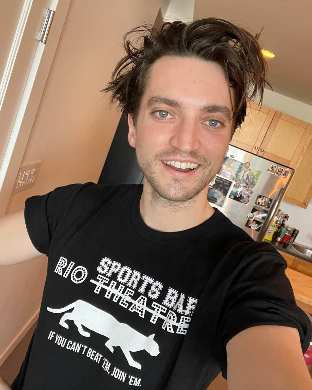 リチャード・ハーモンさんのインスタグラム写真 - (リチャード・ハーモンInstagram)「You too could have this limited edition @riotheatre T-Shirt! Comfortable, fashionable, athletic, artistic, sarcastic, it’s got it all!  Link in my bio! #riosportsbar」2月18日 8時12分 - richardsharmon