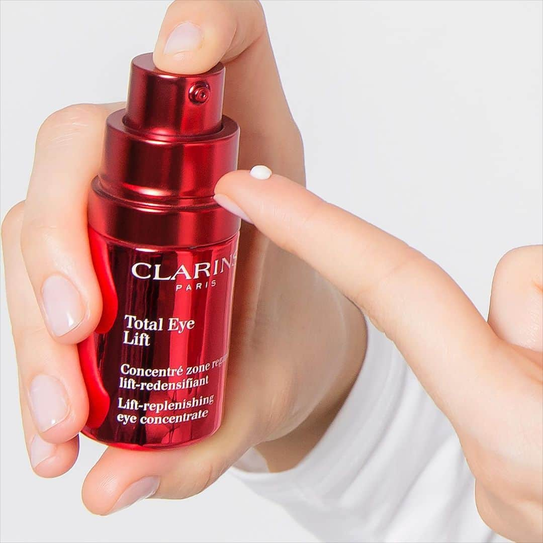 CLARINSさんのインスタグラム写真 - (CLARINSInstagram)「Just one drop of NEW Total Eye Lift will target wrinkles, crow's feet, dark circles and puffiness, for a visible eye lift in 60 seconds flat!*   👀Visibly smoothes fine lines and wrinkles 🤩Minimizes the appearance of dark circles and persistent puffiness 😌Leaves the eye area looking replenished, rested, brighter, and refreshed ☺️Enhances lashes and brows 🌿Formulated with ingredients of 94% natural origin ♥️Suitable for all ages, contact lens wearers, and those with sensitive eyes   Drop us a 😍 if you’re ready to try the eye cream that does it ALL!   * For 80% of women - Satisfaction test - reported by 110 women - 60 seconds after the first application.  #TotalEyeLift  #clarins  #clarinsskincare」2月18日 8時21分 - clarinsusa