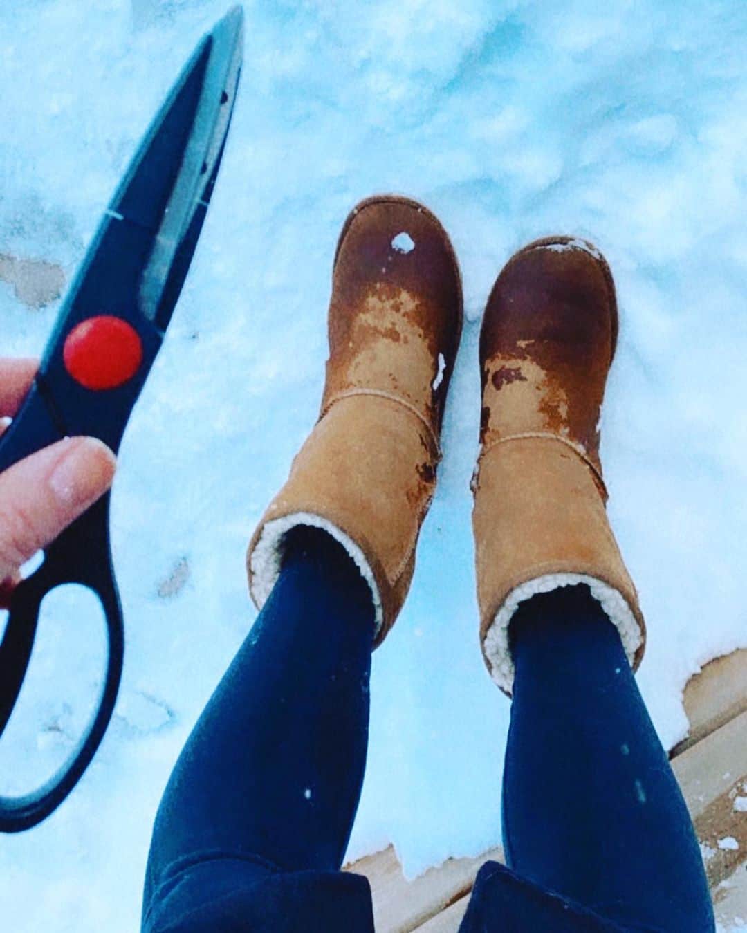 のインスタグラム：「What could possibly go wrong? I looked down and noticed my boots had been on the wrong feet for hours as I was moving boxes and running with scissors in the snow... 🤦🏼‍♀️🤪 #stress #winning」