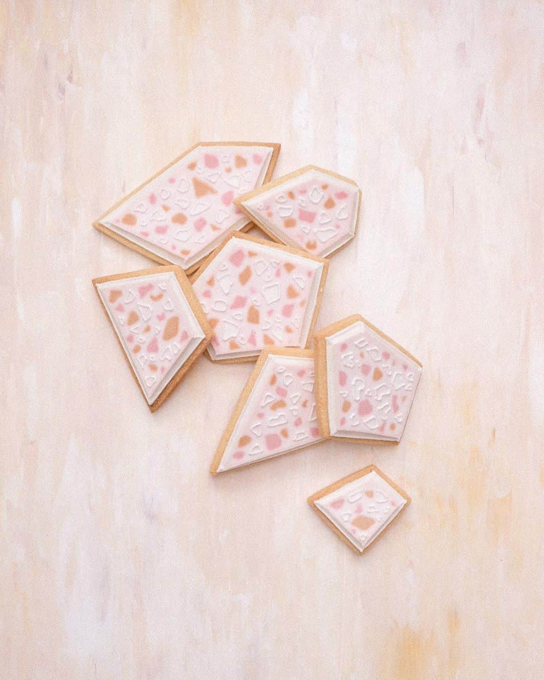 KUNIKAのインスタグラム：「Terrazzo tile cookies. 🍑  インスタのストーリーでオリジナル筆をちらっと公開しました。 今週末、筆のお披露目＆活用方法のインスタライブやろうと思ってます🤍 (日時は改めてお知らせします。) 毎度のことながらアーカイブに残さないので、何日か頻繁にやる予定です。 お時間合うタイミングがあるといいな。ぜひ🥰  #artofkunika」