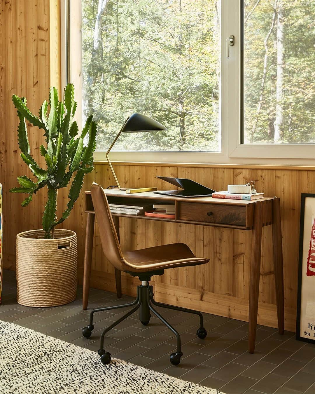 west elmさんのインスタグラム写真 - (west elmInstagram)「Style, comfort, function - the works! This home office setup is so good, you might actually look forward to that 8am meeting 💻 Tap the link in our bio to shop the look and see more from this space, featuring this handcrafted desk by #WestElmLOCAL maker @huntandnoyer.」2月18日 8時26分 - westelm