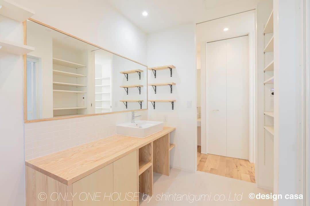 ONLY ONE HOUSE 株式会社 新谷組のインスタグラム：「* 白を基調とした清潔感あふれる#造作洗面  #タモ集成材 でカウンターを作成⚒ 大きな#一枚鏡 もオーダー品です🪞✨  more phots▶︎ @shintanigumi.co.ltd   インスタ毎日更新中🌐 いいね！&フォローよろしくお願いします🌿  --------------------------------------  新谷組は土地探しから 設計施工管理の全てを 弊社で担う事ができます！  大工工務店だからこそ出来る 枠にとらわれない自由な発想で お客様のお家づくりを 全力でサポートいたします💪🏻  お気軽にご相談ください☻  #ONLY_ONE_HOUSE by shintanigumi.co.Ltd  ✭ 本社𝕋𝔼𝕃  0770-78-1255 ✭ 事務所𝕋𝔼𝕃  0770-59-2552 ✭  𝔼 𝕞𝕒𝕚𝕝  shintanigumi@outlook.jp ✭ 新谷組𝙷𝙿 http://www.shintanigumi.jp  --------------------------------------  #新谷組 #施工事例 #オンリーワンハウス #おおい町 #舞鶴市 #高浜町 #小浜市 #敦賀市 #若狭町 #美浜町 #新築 #一戸建て #外構工事 #改修工事 #シンプルライフ #マイホーム #注文住宅 #デザイン住宅 #自由設計 #工務店 #家づくり #モデルハウス」
