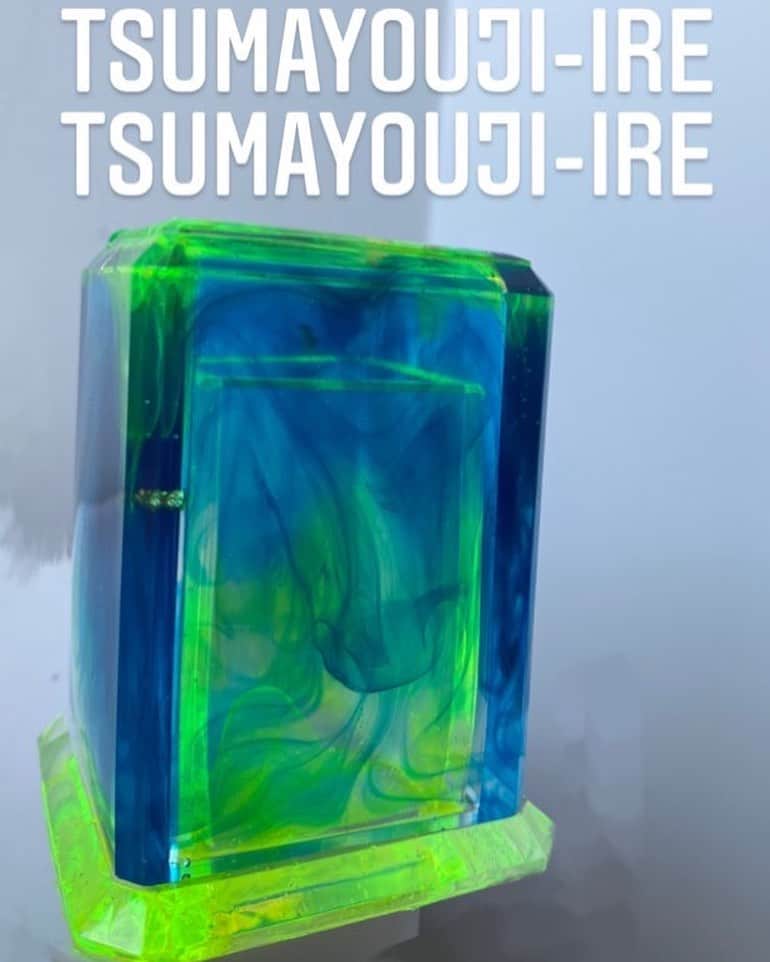 大谷雅恵のインスタグラム：「こんな物も作ってみました:-) オンラインショップにて発売しております。  私はクリアなものが大好きで 色もはっきりした色が大好きで ネオンカラーなんて発明してくださった方とハグしたいくらい大好きです。  それを全部詰め込んだ “爪楊枝入れ”です。  今5個出品中ですがまだ1個しか。。。  困ってるんで買ってください！ではなくて、私は大好きなものを勉強して何度か失敗しながらも出品出来るクオリティまで辿り着きましたので、それも踏まえて  「でも。。なぜ爪楊枝入れなのか」  と思ってくださったらシメシメですw  私と同じように好んでくださる方にご購入頂けることが一番嬉しいです。  完売させます。  #決意 #エポキシ樹脂 #エポキシ樹脂作品 #爪楊枝入れ  #ネオンカラー #クリア大好きの会  #tsumayouji #オンラインショップ #プロフィールからサイトに飛べます  #日本の食卓」