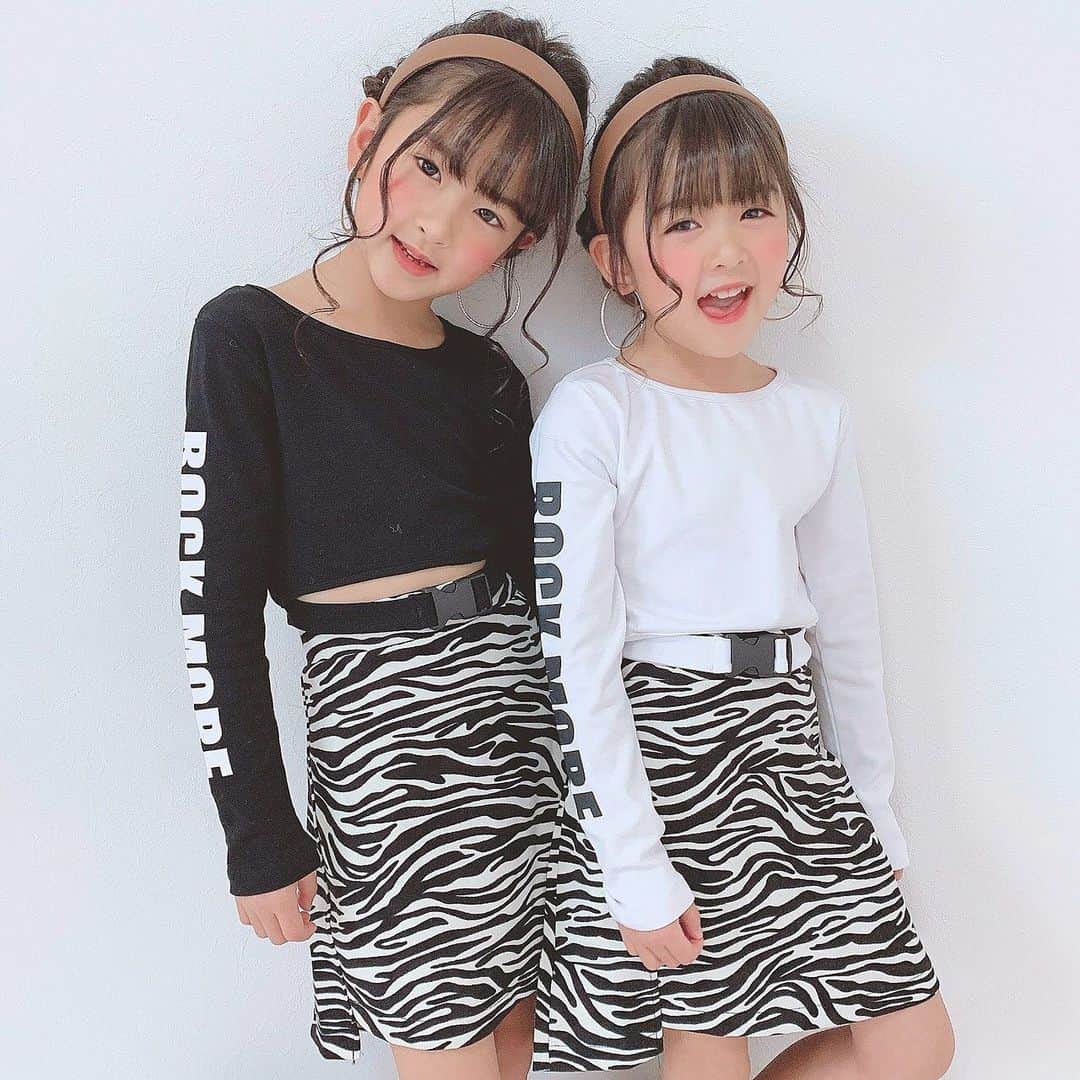 韓国子供服♡smilekids(すまいるきっず) のインスタグラム：「* * ☻ご覧頂き有難うございます☻ . . . 💛 🌈2021年冬春新作💛🌈 . . .   シンプルなデザインで お洒落なウエストバックル トップス(ブルー) 販売中です！ ホワイト、ブラック 完売しています! 再入荷検討しています！ 再入荷リクエストをお願いいたします！  ゼブラ柄スカート在庫わずかです! .  7.500円以上お買い上げ頂いた方は 送料無料となります。 尚、購入後は、同梱などは 受付ておりませんのでご了承下さい。 . . . ♡着画model のあゆあchan smilekidsモニターモデル @mari.kato  size 120.130  . . 🆕新作、続々入荷中♪ webで販売しています♡ . . . . ————————————————— . . web shop http://smilekids888.com/で販売しています← —————————————————— ★ゆうちょ振込での購入も可能です★ web shopより、在庫を確認後  商品名、サイズ、カラーをDMにて 連絡頂けると幸いです☺︎ 確認後のお返事になりますので お時間を頂く場合があります。 在庫が少ない場合や再入荷の人気商品は 取り置きが難しい事があります。 ご了承ください🥺 . . —————————————————— ご購入してくださった方へ✉️ @smilekids888 をタグ付けして投稿して頂いた方を ストーリーにて紹介させて頂きます😍  さらに‥抽選で‥ 毎月、５名様にお買い物で使えるクーポンを プレゼント🎁致します☺️ . 1等‥1.000円OFFクーポン(2名様) 2等‥500円OFFクーポン(3名様) . 沢山のタグ付けをお待ちしています😍  ____________________________________ . . . . . . . ☻webshopには.Instagramプロフより リンクでとべます✈︎✈︎✈︎ http://smilekids888.com/ . #熊本ママ #山鹿 #webshop #韓国子供服 #格安#お洒落を発信 #熊本 #キッズコーデ #キッズ#キッズファッション  #ig_kids #kids_japan #親バカ部  #kjp_ootd #今日の服 #kidsfashion #プチプラコーデ  #プチプラファッション #mamagirl #リンクコーデ#ママリ#smilekids #３歳#４歳#５歳#春#新作#レオパード」