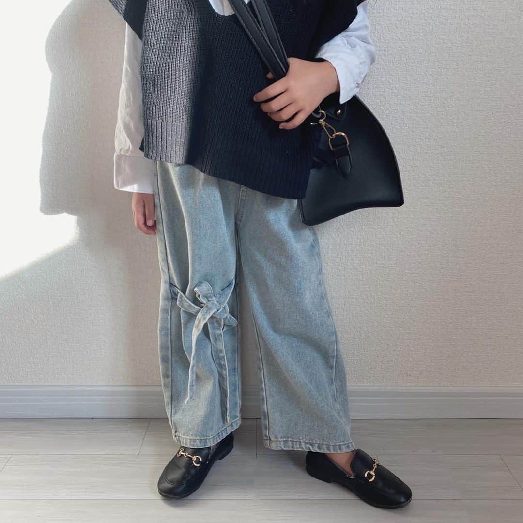 韓国子供服♡smilekids(すまいるきっず) のインスタグラム：「* * ☻ご覧頂き有難うございます☻ . . . 💛 🌈2021年冬春新作💛🌈 . . .   シンプルなデザインで お洒落なリボンデニムパンツ 販売中です！ ☑︎バック完売しています！ 再入荷しますので 是非、チェックして下さい☑︎  . .  7.500円以上お買い上げ頂いた方は 送料無料となります。 尚、購入後は、同梱などは 受付ておりませんのでご了承下さい。 . . . ♡着画model しいかchan smilekidsモニターモデル @as__1101   . . 🆕新作、続々入荷中♪ webで販売しています♡ . . . . ————————————————— . . web shop http://smilekids888.com/で販売しています← —————————————————— ★ゆうちょ振込での購入も可能です★ web shopより、在庫を確認後  商品名、サイズ、カラーをDMにて 連絡頂けると幸いです☺︎ 確認後のお返事になりますので お時間を頂く場合があります。 在庫が少ない場合や再入荷の人気商品は 取り置きが難しい事があります。 ご了承ください🥺 . . —————————————————— ご購入してくださった方へ✉️ @smilekids888 をタグ付けして投稿して頂いた方を ストーリーにて紹介させて頂きます😍  さらに‥抽選で‥ 毎月、５名様にお買い物で使えるクーポンを プレゼント🎁致します☺️ . 1等‥1.000円OFFクーポン(2名様) 2等‥500円OFFクーポン(3名様) . 沢山のタグ付けをお待ちしています😍  ____________________________________ . . . . . . . ☻webshopには.Instagramプロフより リンクでとべます✈︎✈︎✈︎ http://smilekids888.com/ . #熊本ママ #山鹿 #webshop #韓国子供服 #格安#お洒落を発信 #熊本 #キッズコーデ #キッズ#キッズファッション  #ig_kids #kids_japan #親バカ部  #kjp_ootd #今日の服 #kidsfashion #プチプラコーデ  #プチプラファッション #mamagirl #リンクコーデ#ママリ#smilekids #３歳#４歳#５歳#春#新作#レオパード」
