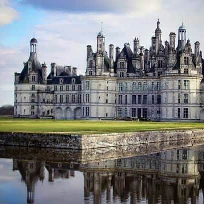 干場義雅さんのインスタグラム写真 - (干場義雅Instagram)「美しい、シャンボール城。16世紀にフランスを統治していたフランソワ一世が、趣味である狩猟用の邸宅として用意させたのが、シャンボール城です。20年近くもの月日をかけ完成し、歴代のフランス王族が生活の拠点としてきた由緒ある古城だそう。一緒に行きませんか？  #美しいけど怖い #怖いけど美しい @yoshimasa_hoshiba  #yoshimasahoshiba  #干場義雅」2月18日 8時32分 - yoshimasa_hoshiba