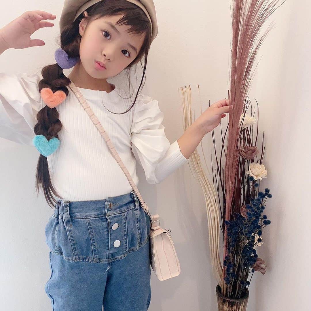 韓国子供服♡smilekids(すまいるきっず) のインスタグラム：「* * ☻ご覧頂き有難うございます☻ . . . 💛 🌈2021年冬春新作💛🌈 . . .   シンプルなデザインで お洒落なパフ袖シャツ＋デニムセット 完売しています! 再入荷しますので 是非、チェックして下さい☑︎  ☑︎ハートふわふわぱっちんヘアピン 完売中  ☑︎クロコ調デザインバック 在庫わずかです . .  7.500円以上お買い上げ頂いた方は 送料無料となります。 尚、購入後は、同梱などは 受付ておりませんのでご了承下さい。 . . . ♡着画model りんchan smilekids専属モデル @o0.don_tama.0o  size 130  . . 🆕新作、続々入荷中♪ webで販売しています♡ . . . . ————————————————— . . web shop http://smilekids888.com/で販売しています← —————————————————— ★ゆうちょ振込での購入も可能です★ web shopより、在庫を確認後  商品名、サイズ、カラーをDMにて 連絡頂けると幸いです☺︎ 確認後のお返事になりますので お時間を頂く場合があります。 在庫が少ない場合や再入荷の人気商品は 取り置きが難しい事があります。 ご了承ください🥺 . . —————————————————— ご購入してくださった方へ✉️ @smilekids888 をタグ付けして投稿して頂いた方を ストーリーにて紹介させて頂きます😍  さらに‥抽選で‥ 毎月、５名様にお買い物で使えるクーポンを プレゼント🎁致します☺️ . 1等‥1.000円OFFクーポン(2名様) 2等‥500円OFFクーポン(3名様) . 沢山のタグ付けをお待ちしています😍  ____________________________________ . . . . . . . ☻webshopには.Instagramプロフより リンクでとべます✈︎✈︎✈︎ http://smilekids888.com/ . #熊本ママ #山鹿 #webshop #韓国子供服 #格安#お洒落を発信 #熊本 #キッズコーデ #キッズ#キッズファッション  #ig_kids #kids_japan #親バカ部  #kjp_ootd #今日の服 #kidsfashion #プチプラコーデ  #プチプラファッション #mamagirl #リンクコーデ#ママリ#smilekids #３歳#４歳#５歳#春#新作#レオパード」