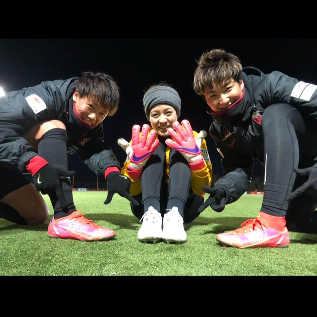 池田咲紀子のインスタグラム：「かっこよくて可愛いデザイン❤️  今年もNIKEのスパイクとグローブで、頑張ります！！！ いつもありがとうございます。😊  ⚽️…  #nike #tiempo #vaporgrip3 #urawaredsladies #goalkeeper」