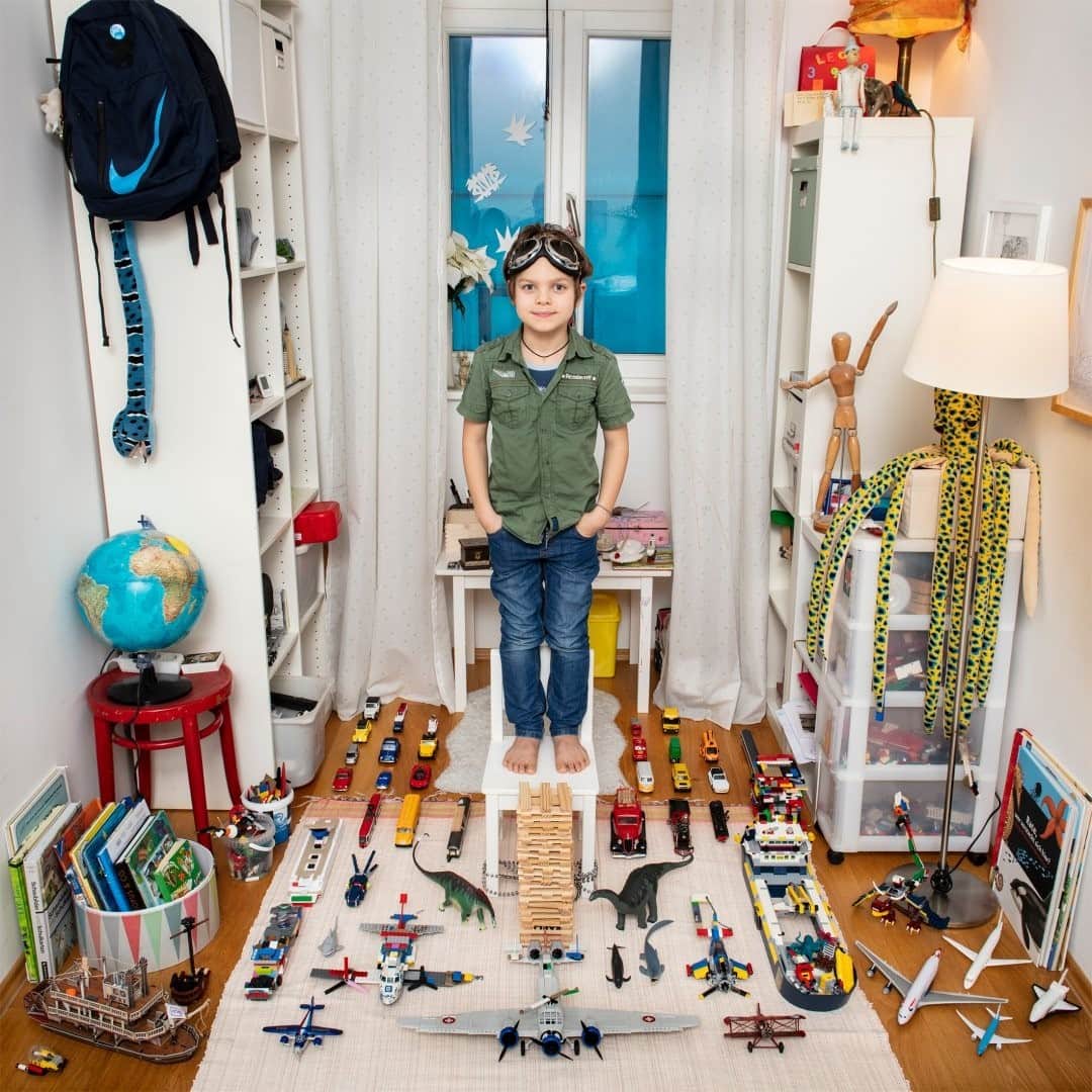 のインスタグラム：「Photo by @gabrielegalimbertiphoto / This is Leon, 6, in Vienna, Austria. Toy Stories is an ongoing project—wherever I travel in the world, I take portraits of children with their favorite toys. I have spent more than two years visiting over 50 countries, and I've recorded the spontaneous and natural joy that unites kids, despite their diverse backgrounds. Whether the child owns a veritable fleet of miniature cars or a single stuffed monkey, the pride that they have is moving, funny, and thought-provoking. Follow me @gabrielegalimbertiphoto for more photos and stories. #toys #play #kids #child #children」