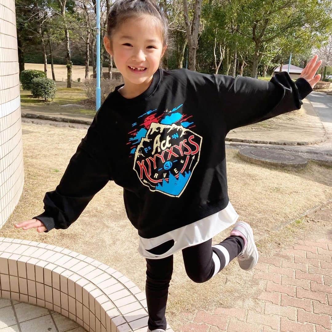 韓国子供服♡smilekids(すまいるきっず) のインスタグラム：「* * ☻ご覧頂き有難うございます☻ . . . 💛 🌈2021年冬春新作💛🌈 . . . . .  レイヤードデザイントップス レギンスセット 販売中です♡  是非、チェックして下さい♡  . . . .  7.500円以上お買い上げ頂いた方は 送料無料となります。 尚、購入後は、同梱などは 受付ておりませんのでご了承下さい。 . . . ♡着画model れなちゃん♥︎ smilekids専属model @rn_sn_cn_mam  size130  . . 🆕新作、続々入荷中♪ webで販売しています♡ . . . . ————————————————— . . web shop http://smilekids888.com/で販売しています← —————————————————— ★ゆうちょ振込での購入も可能です★ web shopより、在庫を確認後  商品名、サイズ、カラーをDMにて 連絡頂けると幸いです☺︎ 確認後のお返事になりますので お時間を頂く場合があります。 在庫が少ない場合や再入荷の人気商品は 取り置きが難しい事があります。 ご了承ください🥺 . . —————————————————— ご購入してくださった方へ✉️ @smilekids888 をタグ付けして投稿して頂いた方を ストーリーにて紹介させて頂きます😍  さらに‥抽選で‥ 毎月、５名様にお買い物で使えるクーポンを プレゼント🎁致します☺️ . 1等‥1.000円OFFクーポン(2名様) 2等‥500円OFFクーポン(3名様) . 沢山のタグ付けをお待ちしています😍  ____________________________________ . . . . . . . ☻webshopには.Instagramプロフより リンクでとべます✈︎✈︎✈︎ http://smilekids888.com/ . #熊本ママ #山鹿 #webshop #韓国子供服 #格安#お洒落を発信 #熊本 #キッズコーデ #キッズ#キッズファッション  #ig_kids #kids_japan #シンプル #kjp_ootd #今日の服 #kidsfashion #プチプラコーデ  #プチプラファッション #mamagirl #リンクコーデ#ママリ#smilekids #３歳#４歳#５歳#春#新作＃リブパンツ」
