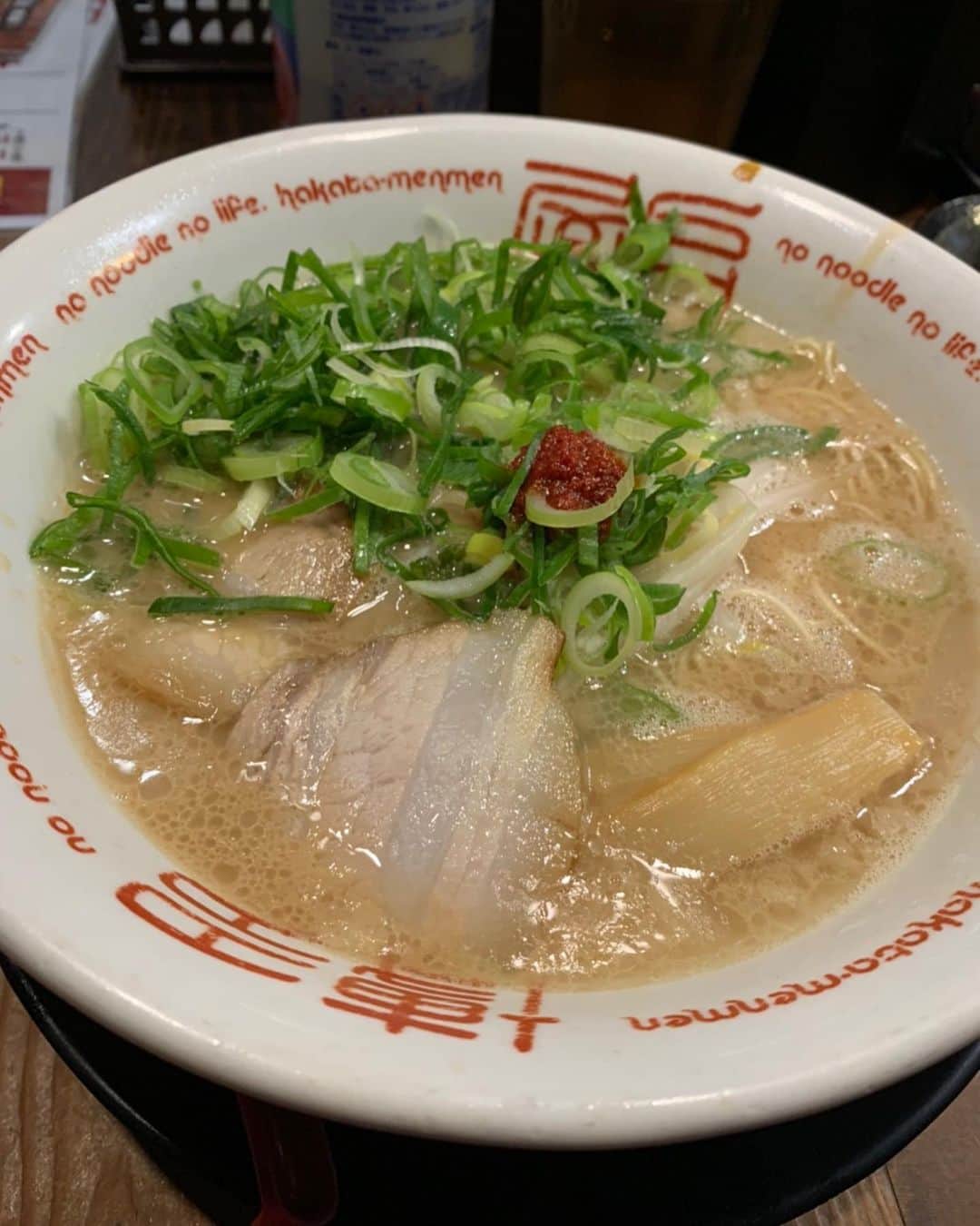 黒山健一さんのインスタグラム写真 - (黒山健一Instagram)「食の旅❗️ 博多ラーメンを食した❗️ 寒い日だったから、体の芯から温まる❗️ 最後は、麺を追加❗️ もちろん…ネギ増しトッピングは、必須です❗️  #食の旅  #博多ラーメン  #ラーメン」2月18日 8時41分 - kenichi_kuroyama