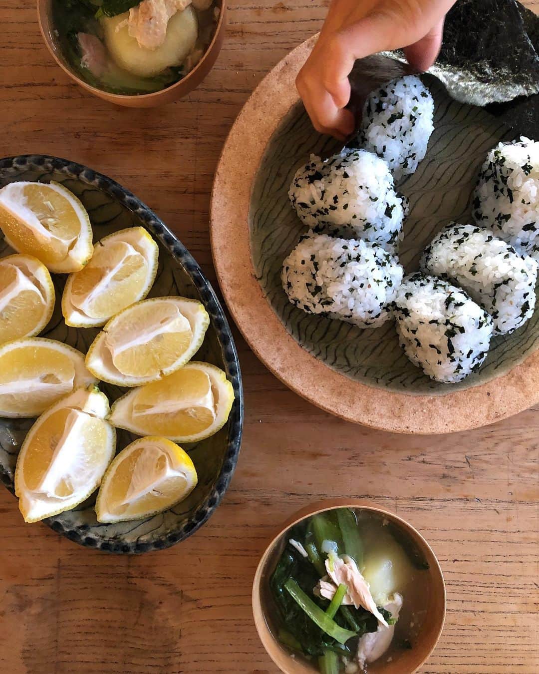 黄川田としえのインスタグラム：「おはようございます🌞  今朝も寒い！！ 昨日の鶏出汁は朝起きたらプルンプルンに。小松菜をプラスして朝ごはんに。  昨夜は鶏手羽元を一緒に茹でました。朝は骨からほぐして。  骨つき肉を入れると骨から良い出汁をたくさん出してくれます。 さらに骨からカルシウムも溶け出て栄養価もアップ！ 骨つき肉を茹でる時、お酢を加えると骨からカルシウムをより溶け出しやすくしてくれるのですが、スープは少し味に影響がでるかもしれないので入れる時は適量入れてグツグツします。関節に重要なカルシウムやコラーゲンも摂取。  リーちゃんは大きなおにぎりを２個、スープには大きなじゃがいもをごろんと入れて出したら 途中で「じゃがいも、キツイ」と。 おにぎり２個食べてからのじゃがいもはさすがにきつかったらしい。😂  ごめんごめん、お腹空かないようにって思うとついついね、盛っちゃうの。  #母心 #tottogohan  #ジュニアアスリートフード  #カルシウム」