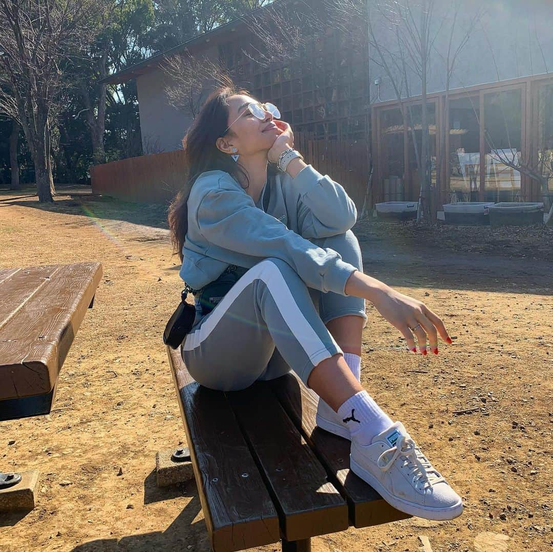 Megha Shrestha のインスタグラム：「今日は天気がいい〜☀️ 週末スノボ行きたいなぁ🥺🥺  Tiktokで質問が多かったセットアップ💙お気に入りすぎてます✨👉🏽@qussio_official 👈🏽 アクセは @pumajapan 統一👟 👓 @flex_japan です！ またいーーっぱい載せます💙💙  #qussio #qussio_official #setup #springfashion #fyp #pumajapan #pumasuede #pumawomen #outfitsunday #outfit #ootd #happystory #love」