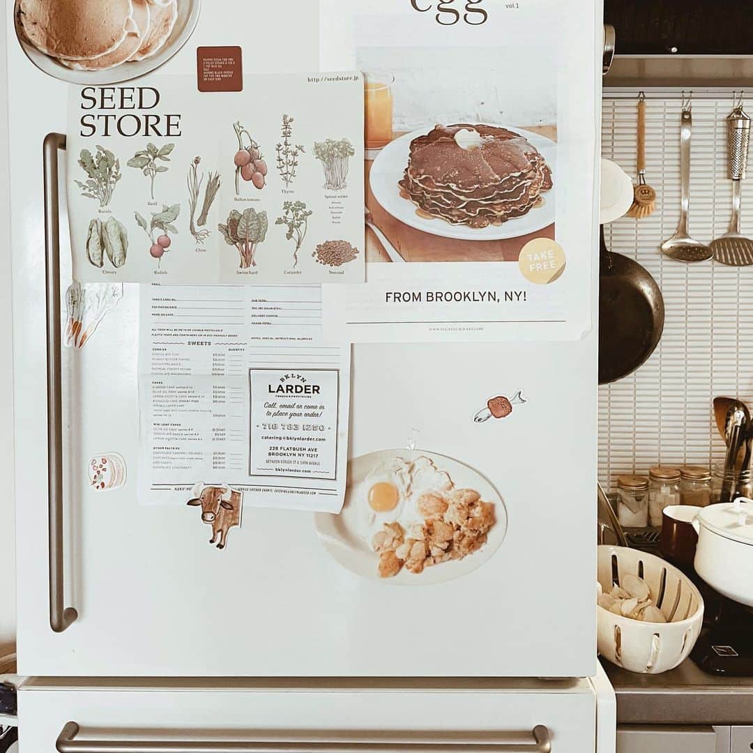 yuiのインスタグラム：「my fridge and kitchen. この家を離れるのが寂しくなってきた🥲 荷作りもぜんぜん進まない🤷🏻‍♀️」