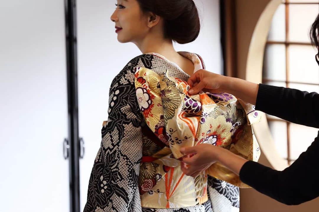 萬屋本店さんのインスタグラム写真 - (萬屋本店Instagram)「日本で限られた職人にしかできない技術で仕立てられた総絞りの振袖 漆黒と白の鮮やかな調和とモダンな柄行きは、花嫁衣装にふさわしい艶やかさがあります」2月18日 8時46分 - kamakura.yorozuya