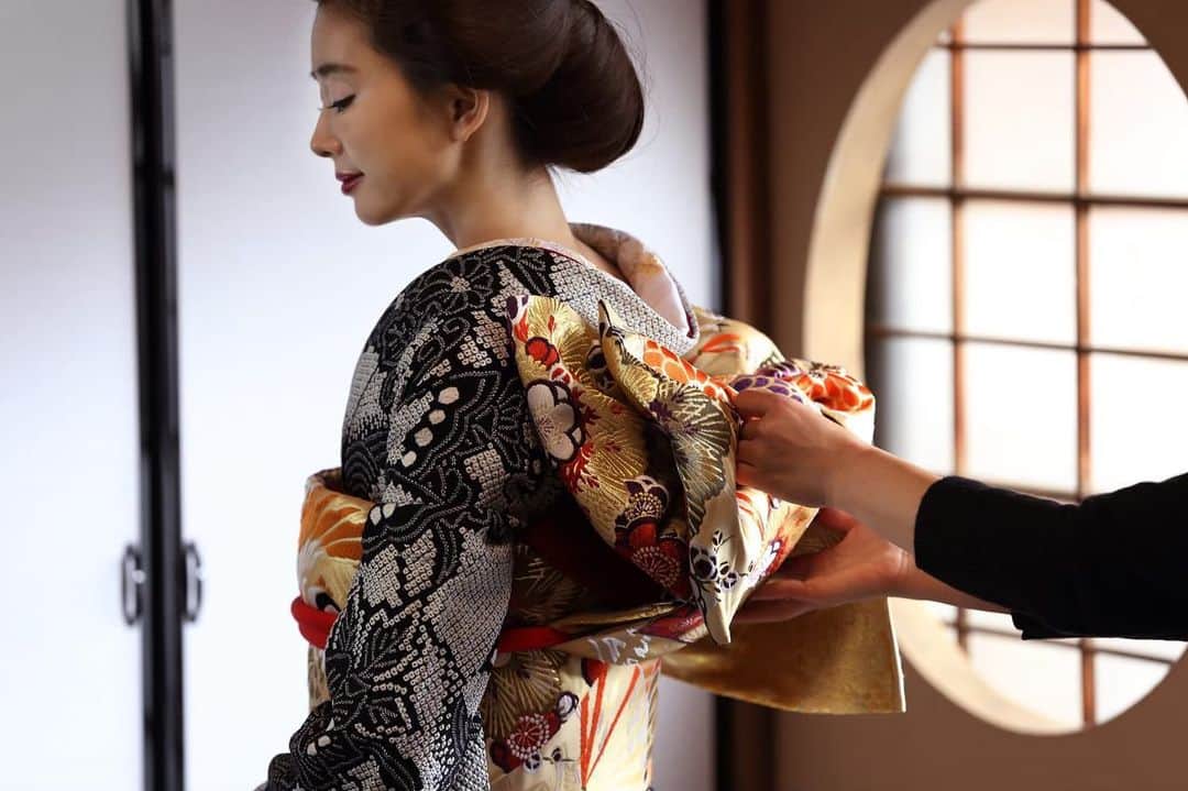 萬屋本店さんのインスタグラム写真 - (萬屋本店Instagram)「日本で限られた職人にしかできない技術で仕立てられた総絞りの振袖 漆黒と白の鮮やかな調和とモダンな柄行きは、花嫁衣装にふさわしい艶やかさがあります」2月18日 8時46分 - kamakura.yorozuya