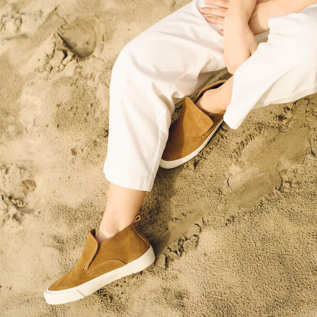 シービーズのインスタグラム：「We live for a “Middie moment” - that time when form meets function and you can’t help but tell the internet about your new, go-to midcut.  Pictured ☝️the Huntington Middie in Camel. Head to the link in our bio to shop a variety of colors across sizes.」