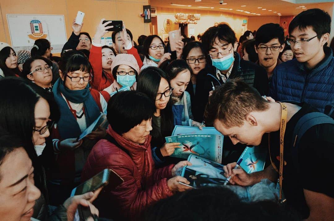 アンドリュー・ドッズのインスタグラム：「Missing getting to travel and meet all the amazing fans of figure skating around the world. Hopefully we will meet again soon!」