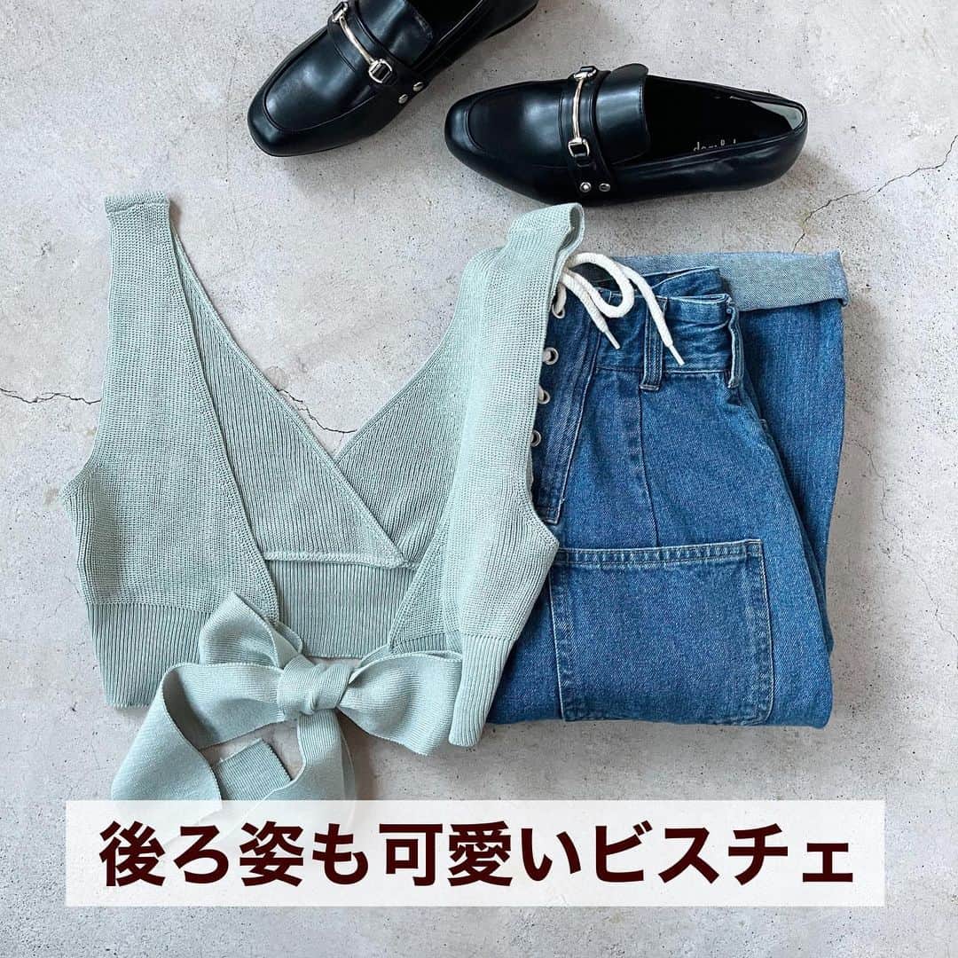 イタフラ（ナチュラル服のイタフラ）のインスタグラム：「、 リールでも結び方を紹介してます 人気のバックリボンビスチェ編です🌸  グリーンがダントツ人気で、 そのあとブルーグレー、サンドベージュになります🌟  今日は珍しく鹿児島でも雪が降りました☃️ 寒い中ですがどうぞよろしくお願いします💨  @italietofrance  後ろ姿も可愛いバックリボンビスチェ☞イタフラ プチプラ高見え変形スリーブブラウス☞イタフラ ✳︎ 後ろ姿も可愛いデニムパンツ☞イタフラ  #ビスチェ#ビスチェコーデ #ニットベスト#くすみブルー #グリーンコーデ #プチプラコーデ #高見えコーデ #プチプラ高見えコーデ #レイヤードコーデ #お洒落さんと繋がりたい #おしゃれさんと繋がりたい #置き画倶楽部 #おしゃれ#ファッション#今日のコーデ #パンツコーデ」