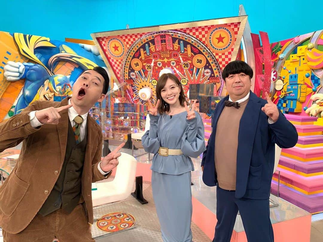 白石麻衣さんのインスタグラム写真 - (白石麻衣Instagram)「今夜19時57分〜  『奇跡体験！アンビリバボー 誰でも知ってる大ヒット曲の誰も知らない秘密SP』  に出演します！  音楽をテーマにさまざまなエピソードを特集しています💿🎵  バナナマンのお二人とご一緒できて嬉しかった☺️ やっぱり安心感があります！  皆さんにも楽しんでいただけると思いますので、 是非、お時間ある方はご覧下さい📺👏🏻  #バナナマン さん #収録終わりに #撮ってもらったよ #😊」2月18日 14時24分 - m.shiraishi.official