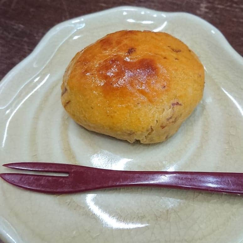 武蔵のインスタグラム：「和菓子屋さんを営む空手の先輩からいただいた「おいも」でティータイム。  #武蔵 #スイートポテト  #好月堂  #sweetpotato  #teatime」