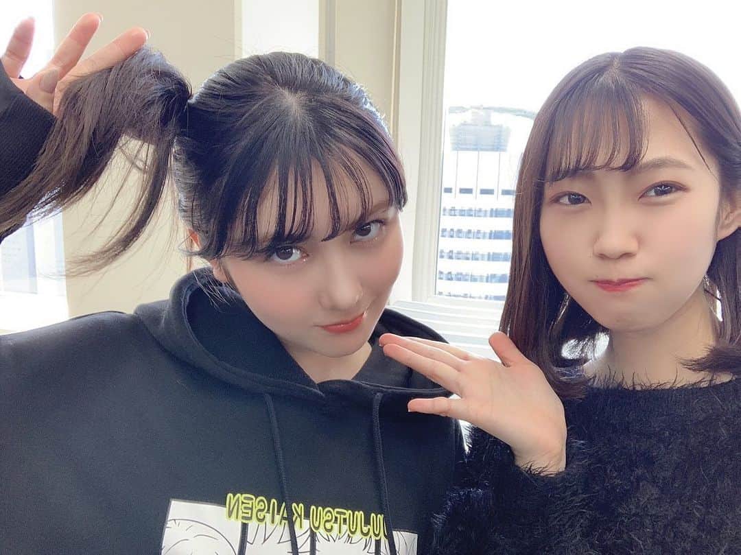 川添りなのインスタグラム：「手出したら自然に顎乗せちゃう説  #説 #顎乗せ #手 #自撮り #呪術廻戦  #パーカー #黒 #呪術廻戦パーカー #instagood #instapic  #instalike #insta  #picture #black #parker #japan  #jujutsukaisen  #jujutsukaisenparker」
