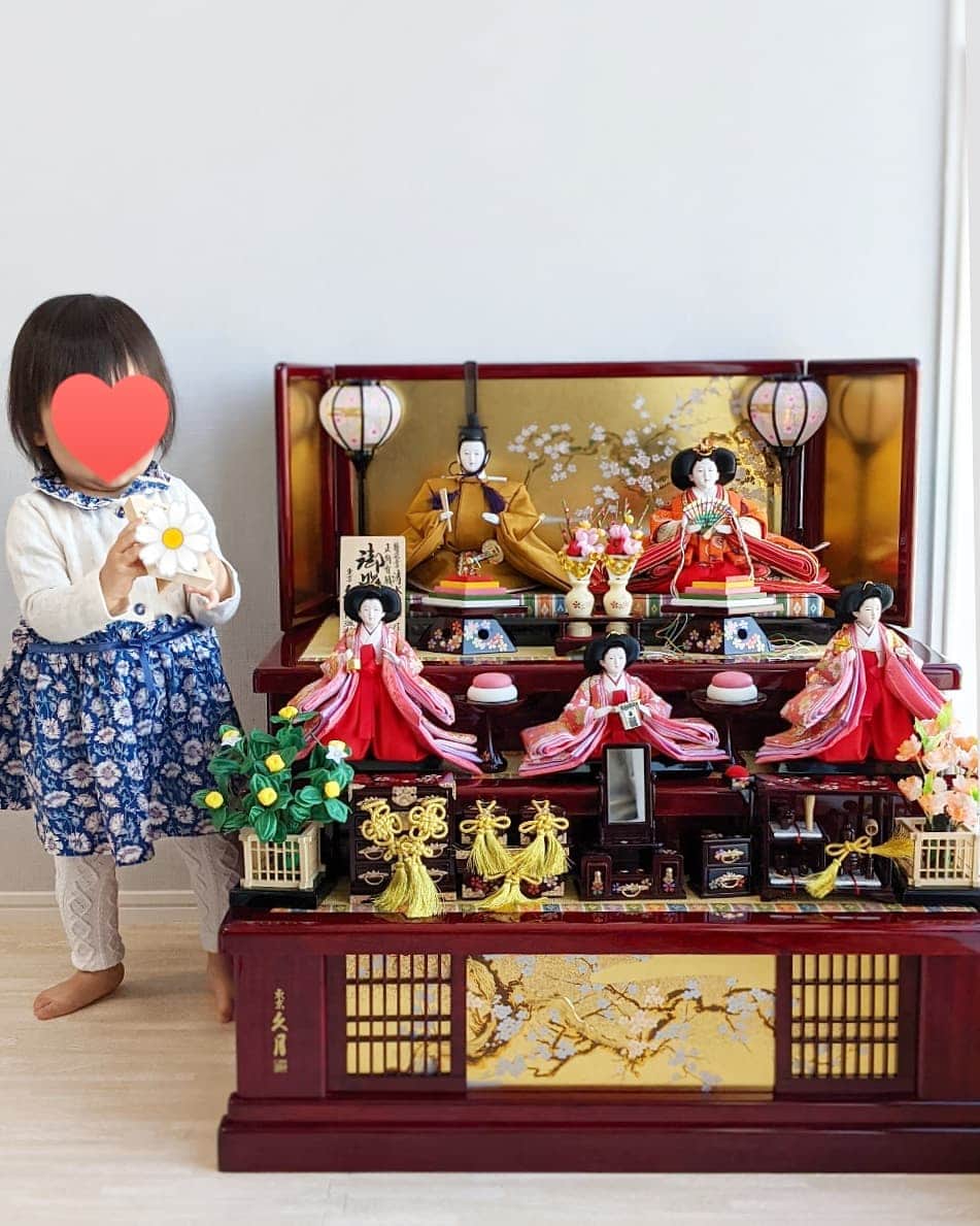 小野恵美のインスタグラム：「先週、娘の雛人形を出しました🎎  1歳になるといろんな飾りやお人形に手が届き、どうなることやら心配しましたが…  菱餅と紅白餅が時折積み木になったり、お出かけするだけで（笑） お人形は大事なものだと理解しているようです😌よかった。 飾る前にひなまつりのことを絵本で説明したのもあるかもしれない？！📚✨  3月のひなまつり🌸 楽しみだね〜☺️  #ひな人形 #雛人形 #1歳女の子 #1歳4ヶ月 #女の子ママ #女の子ベビー」