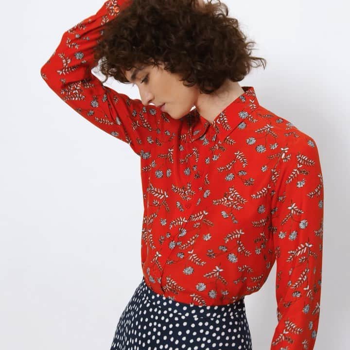 コントワー・デ・コトニエ ジャパンのインスタグラム：「#フェア開催中 NEW FEMININE BLOUSE . 《期間限定ブラウスフェアのご案内》  2021年2月17日（水）から2月28日（日）の期間中、 全国店舗・オンラインストアにて 税込33,000 円以上お買上げのお客様に、先着にてオリジナルフラワープリントのコロニラプリント（ブルー）のマスクケースをプレゼント!  ※なくなり次第終了いたします ※セール商品は対象外となります （店舗により取扱商品・在庫状況が異なることがございます） . . 《Blouse Collection 》  コントワー・デ・コトニエの新しいブラウスコレクション。 コトニエならではの上質なシルクやコットン素材、オリジナルプリントなど、魅力が盛りだくさん。 フェミニンな日常着で、シーズンムードUP。 . 詳しくは、プロフィールURLまたは公式アプリより、特集ページをCheck . . Movie: シルクサテンコロニラプリントレギュラーカラーシャツ  鮮やかなベースカラーに白いフラワープリントが印象的なシルクブラウスです。コロニラはパリの街路樹や公園でよく見かける、春の訪れを告げるころんとしたお花。定番シャツカラー&シルク素材なので季節や合わせてボトムスを選ばず、様々な着こなしを楽しんでいただけます。同シリーズのミディスカートと上下で合わせると、ワンピースのような華やかさときちんと感を演出できるので、オフィスやお食事会やちょっとしたパーティー用に、クローゼットに用意しておくと便利です。 . . . . . . . . . .  #comptoirdescotonniers #コントワーデコトニエ #コトニエ #newcomptoir #コトニエスタイル #新生コントワーデコトニエ #シルクシャツ #花柄ブラウス #春カラー #フラワープリント #セットアップ #マスクケース #春コーデ #2021春夏 #春夏ファッション#フレンチスタイル #パリジェンヌ」