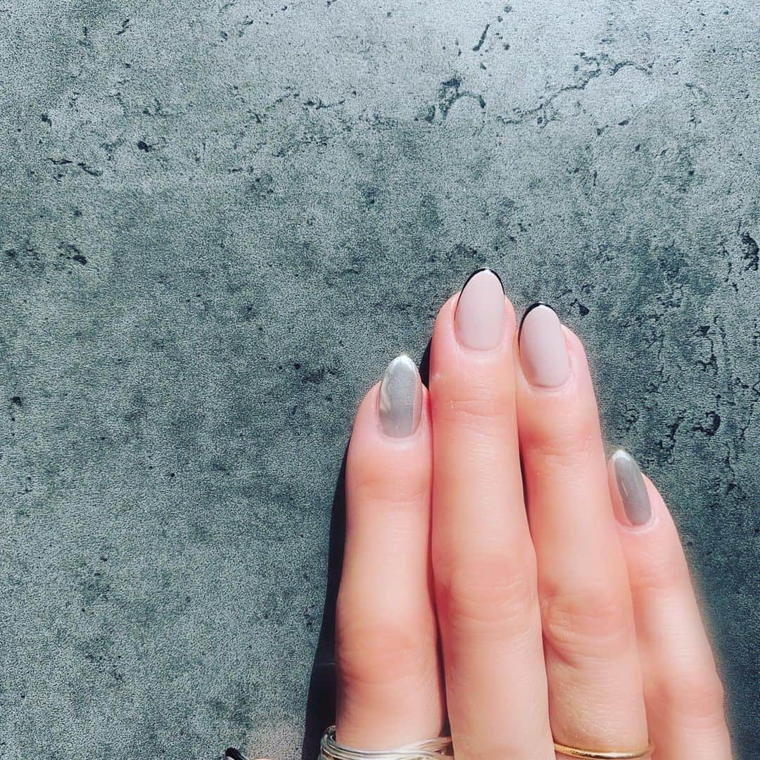 珠洲春希さんのインスタグラム写真 - (珠洲春希Instagram)「今のものではありませんが💅😌  自宅にいる事が多く、水、乾燥、荒れが目立ちます。 セルフケアでは限界もあり、ネイルそのものより、指先のケアをしに行きたいです🥲」2月18日 9時00分 - harukisuzu54