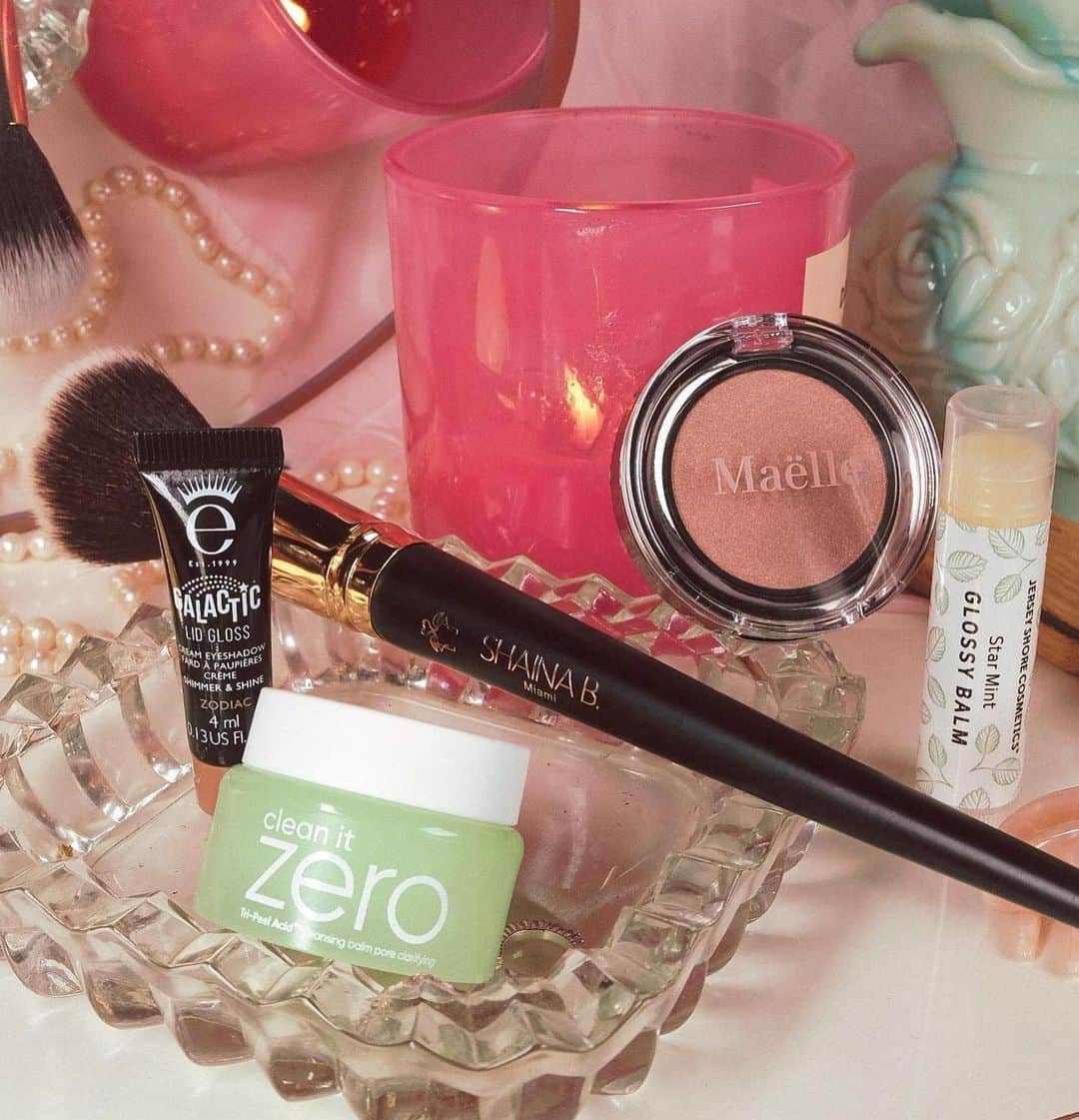 ipsyさんのインスタグラム写真 - (ipsyInstagram)「Rosy lids with a hint of liner and gloss? Perfection. RG: @its.shiny #IPSYSendLove  Products Here: @banilacousa Clean it Zero Pore Clarifying Cleansing Balm @jerseyshorecosmetics Star Mint Glossy Balm in Organic Peppermint @eyeko Galactic Lid Gloss in Zodiac @maellebeauty Sunkissed Blush Single @shainabmiami Blush Brush  #makeupsubscription #makeupaddict #ipsymakeup #beautyobsessed #beautycommunity #beautybox #subscriptionbox #beauty #cosmetics #inspo #beautytips #beautyhacks」2月18日 9時09分 - ipsy