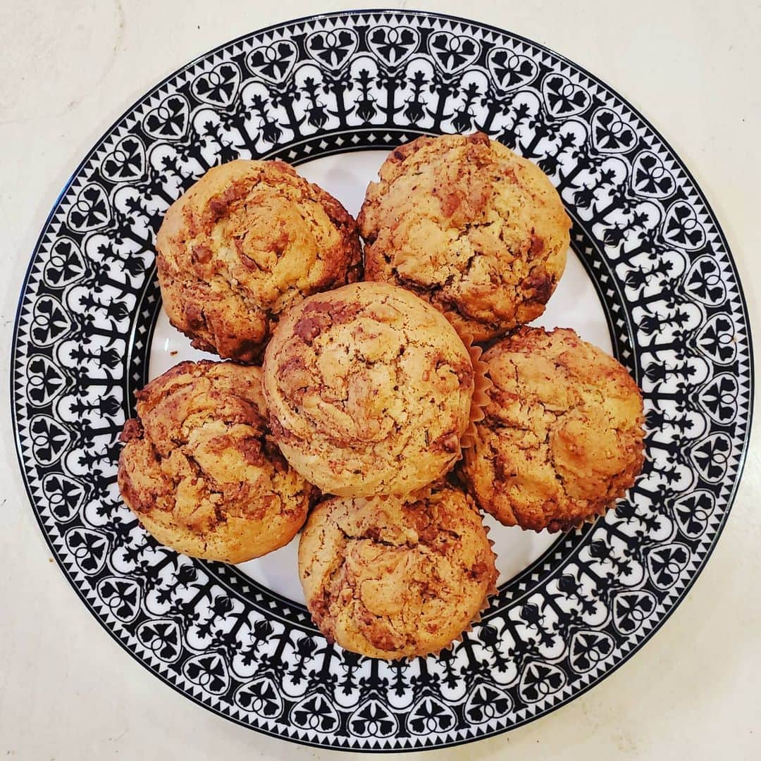 ガソリングラマーさんのインスタグラム写真 - (ガソリングラマーInstagram)「PLANT BASED ROSEMARY BROWN BUTTER PECAN MUFFINS #GASOLINEKITCHEN 🧈🧁🌿 @maryjanesfarm organic unbleached vegan white flour  @wholesomesweet #organic #canesugar #darkbrownsugar @vitacost baking soda is baking powder salt vanilla  @trysimplyeggless #egg #veganegg  @oatly #oatmilk @miyokoscreamery #oatmilk #butter #VEGANBUTTER #GASOLINEKITCHEN #rosemary @sunday_provisions #pecansmash #vegan #veganfood #whatveganseat #plantbased #vegetarian #VEGANGOOD #vegansofig #veganfoodie #foodie #plantbased #plantbasedfood #plantbasedfoodie @gasolineglamour #gasolineglamour  @gtfoitsvegan  #gtfoitsvegan #muffins  #veganmuffins @caskatatableware #casablanca dinner plate @ifyoucare_usa large cupcake liners」2月18日 9時10分 - gasolineglamour